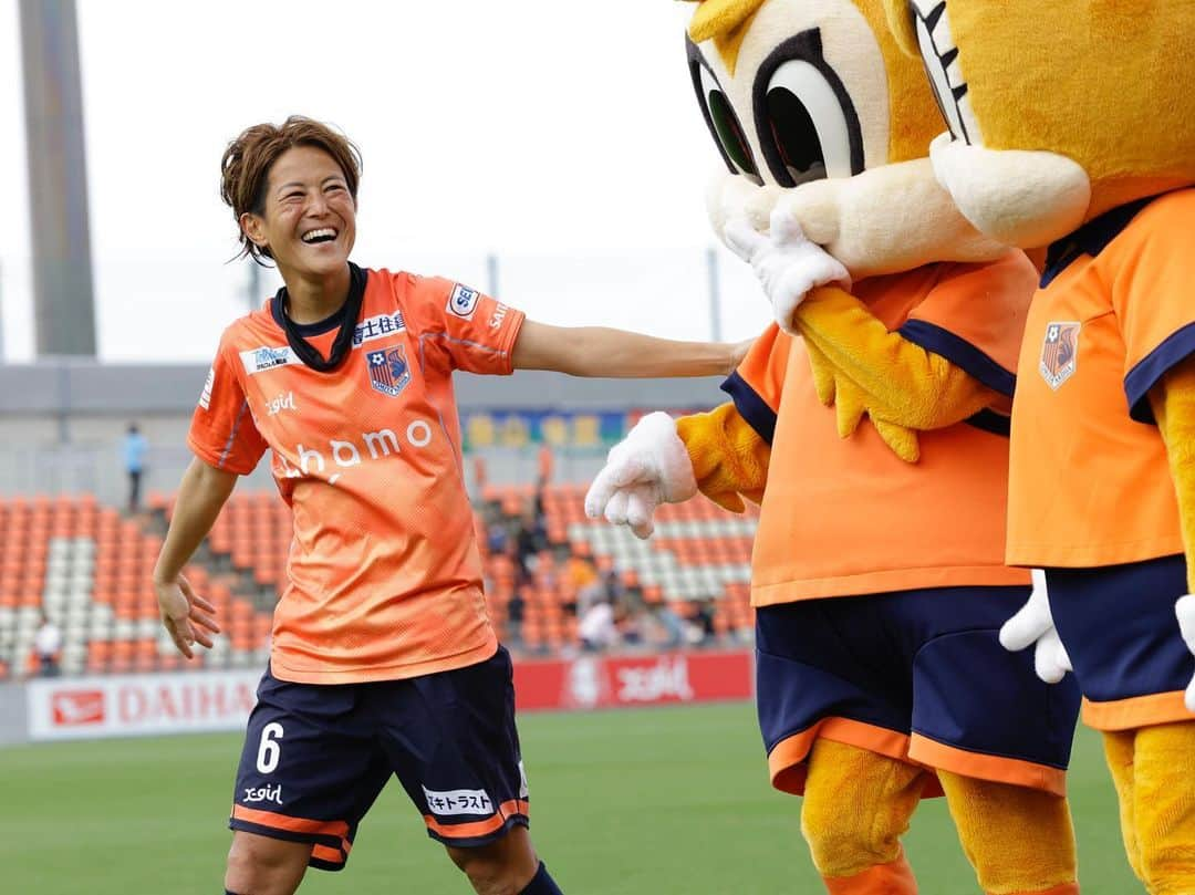 有吉佐織さんのインスタグラム写真 - (有吉佐織Instagram)「🐿️🧡  最終戦！！勝って笑顔で！！  #大宮アルディージャventus  #🐿️🧡 #Yogibo #weリーグ #まるくんお誕生日おめでとう🎉 #勝って #みんな笑顔で #1枚目+えりはるな」6月9日 20時00分 - ariyoshisaori_1101