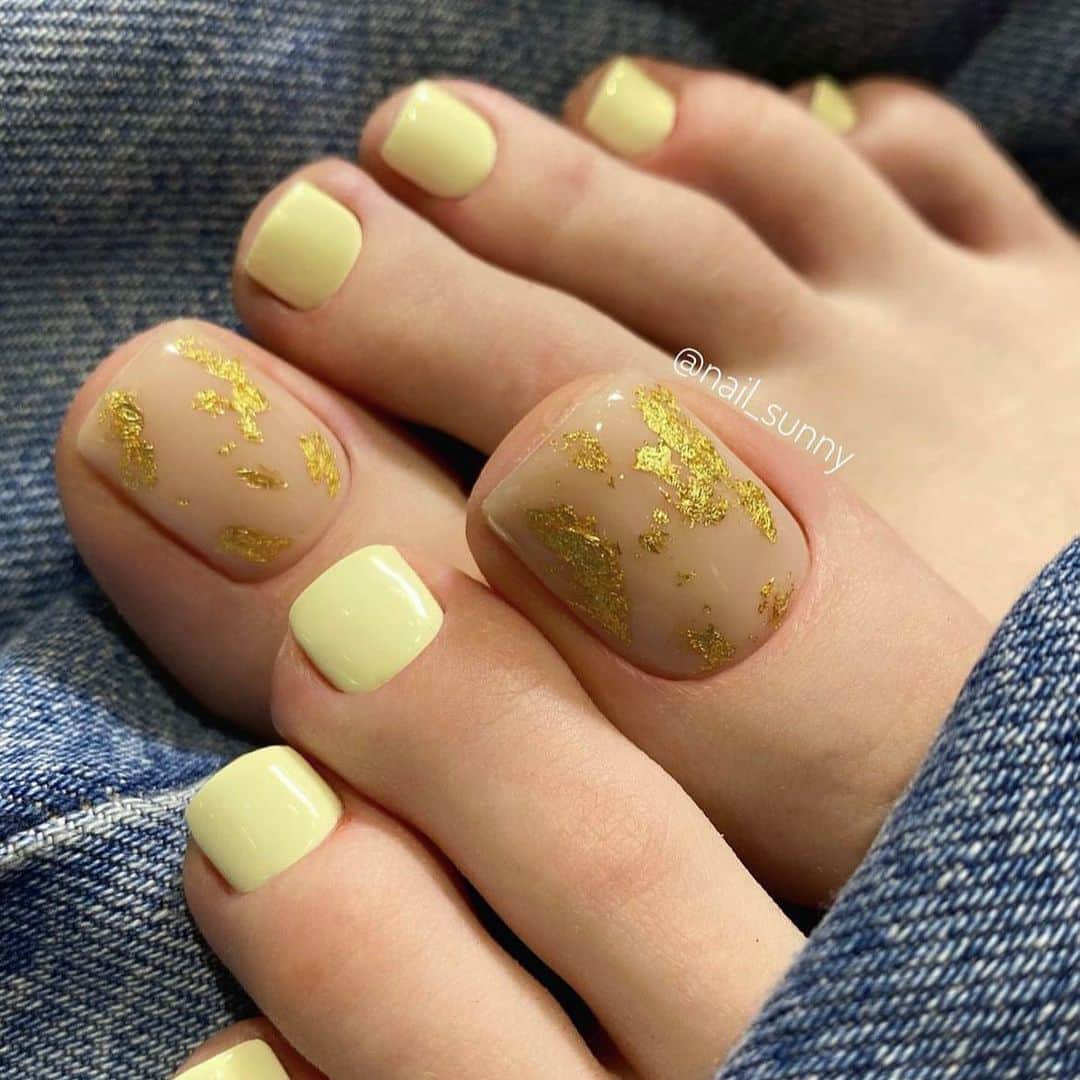 ELLE JAPANさんのインスタグラム写真 - (ELLE JAPANInstagram)「【ゴールドフレークペディキュア⚜️】 高級感と上級ムードを演出してくれる金箔フレークは大人のペディキュアにもってこいの素材✨　少量でもインパクトを出せるし、使う量や形、位置によって無限にアレンジできて楽しい🫶🏻💫　 おしゃれな金のアクセントで足元を飾ってみて🦶🏻💛  #regram from @pedicure_nail_design @zefir.nail.studio @nail_sunny @baybeautyswansea @pedicure.cabinet oh_my_tippy_toes  #ellebeauty #ellejapan #nails #manicure #naildesigns #artnails #nailsoftheday #notd #toenails #footnails #pedicure #pedi #goldnails #goldleafnails #goldflakenails #summernails #nailart #toenailart #nailtrend #ペディキュア #ゴールドペディキュア #ゴールドフレークネイル #金箔ネイル #夏ネイル #サマーネイル #ネイルトレンド」6月9日 20時00分 - ellejapan_beauty