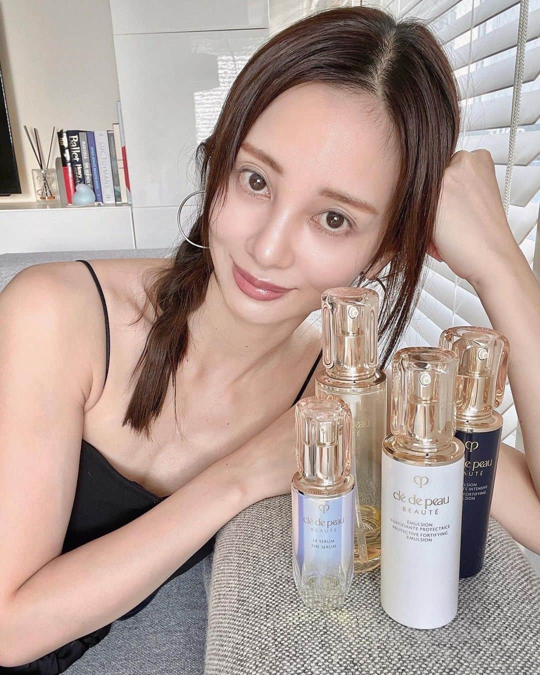 のインスタグラム：「@cledepeaubeaute ・ 細胞の一つひとつには、 ”悪い刺激”を避け、 ”よい刺激”を取り込む知性がある📚 ・ クレド・ポー ボーテの発見した肌知性の存在を知り、『私達の細胞に!こんなAIのような機能があったなんて😲‼︎』と最先端を行く人間の体や細胞の頭の良さに驚かされました⚡︎⚡︎⚡︎ ・ その、私達の大切な肌知性を高めてくれるのがスキンイルミネイターという成分。これが配合されているのはクレド・ポー ボーテのスキンケアの魅力👩🏼‍🔬✨✨ ・ 輝きの源にアプローチしていくキーラディアンスケアでは、 美容液→化粧水→乳液の3ステップで、 ・ 1生み出し、2育み、3生み出せる肌の土台を完成させる、までのお肌のサイクルを作ってくれます🚲 ・ 循環を作る事は 輝きのある健康なお肌への第一歩👣 ・ ターンオーバーの乱れを実感するアラフォー世代、エイジングスキンには 積極的に取り入れていきたい成分ですよね🧪💞 ・ 私が2本使い切って感じたのは、とにかく肌の調子が良い💠 キメが整いお肌がツヤっとした気がする!等ですが、 ・ 同時期に周りからも、『お肌が明るくなりました？』と褒められる事が重なり、自己評価だけでなく他の人から言われることは自信に繋がりました💖 ・ これからもクレド・ポー ボーテのスキンケアを続けて自信の持てる肌に近づけたらいいな✨✨ ・ ・ ・ ・ #クレドポーボーテ  #エイジング #アンチエイジング #美容 #アラフォー #スキンケア #ルセラム　#キーラディアンスケア #pr #木下ココ」