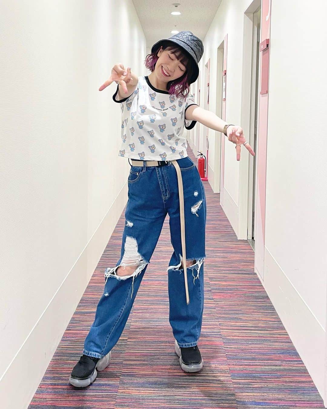 ぱいぱいでか美のインスタグラム：「ェヽﾉブﾉﾚ最高→☆★ . ANGEL BLUEの復刻シリーズだいすき💙🪽 ショート丈で脚長く見えるのありがたいです！ 胸元のロゴもパイピングも可愛くてお気に入り☻ 6/11まで予約販売してるみたいなので是非👼 あとベルトとか紐類とにかく長いの好きです 無駄って楽し〜 . #angelblue #wego #silasandmaria #grounds #でか美私服 #でか美ちゃん」