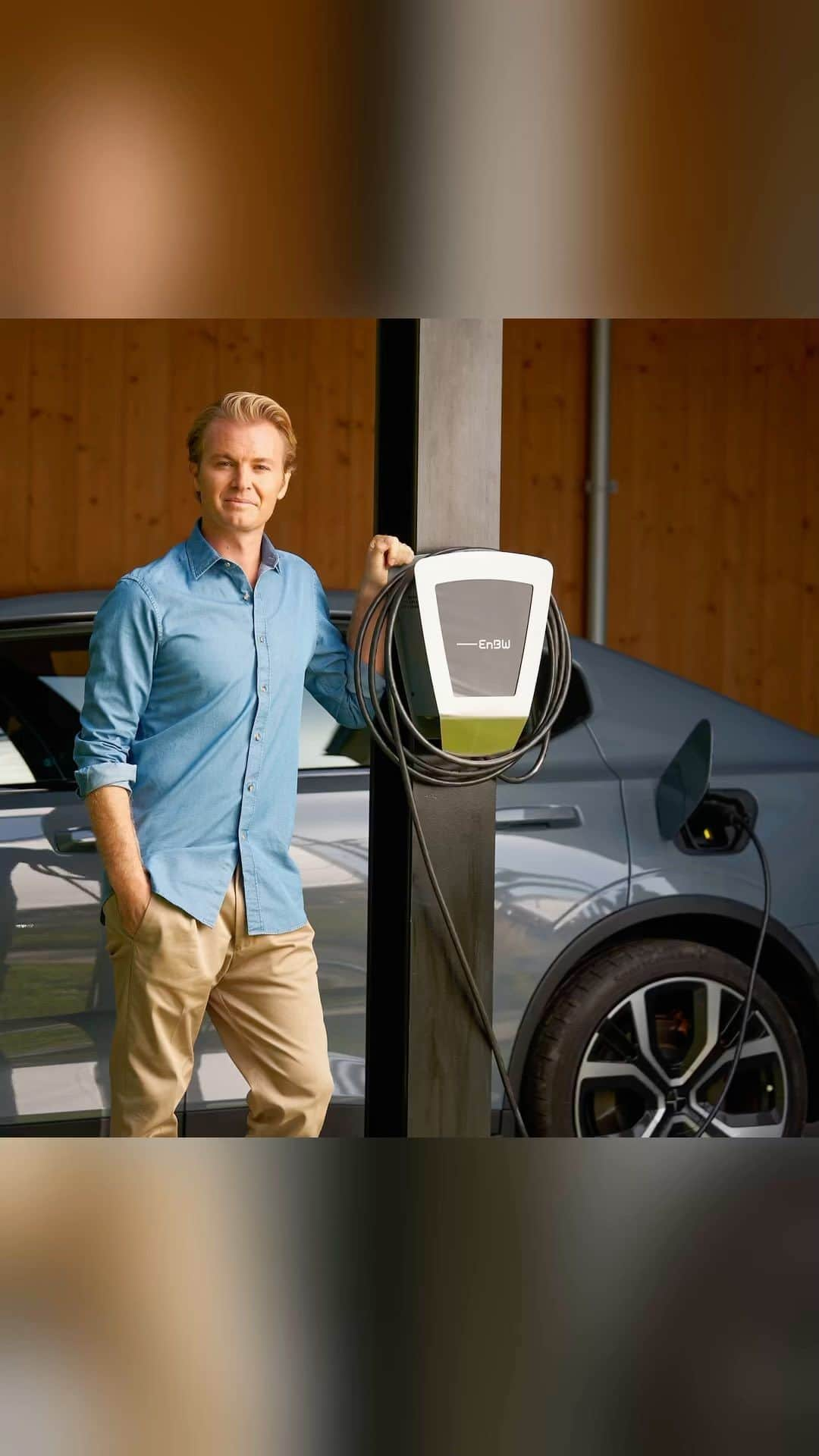 ニコ・ロズベルグのインスタグラム：「Charging your car with solar energy generated at home. Fantastic all-in-one solution by @enbw_ag & @senecgmbh! What are your ideas for our e-mobility charging infrastructure?  Im SENEC Speicher wird die Solarenergie vom eigenen Dach gespeichert...geladen wird das Auto dann über eine Wallbox – 3x schneller als über die Haushaltssteckdose. Super, diese Entwicklung zu sehen!」