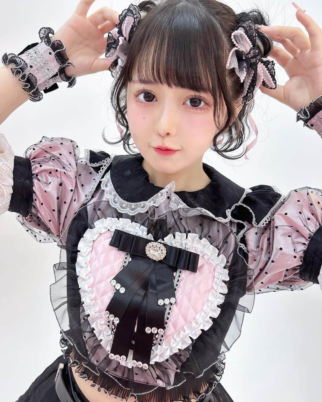 兎凪さやかのインスタグラム：「ぴんくとくろかわいー！アイドルのきぶんになりました  #ピンク  #ヘアアレンジ」