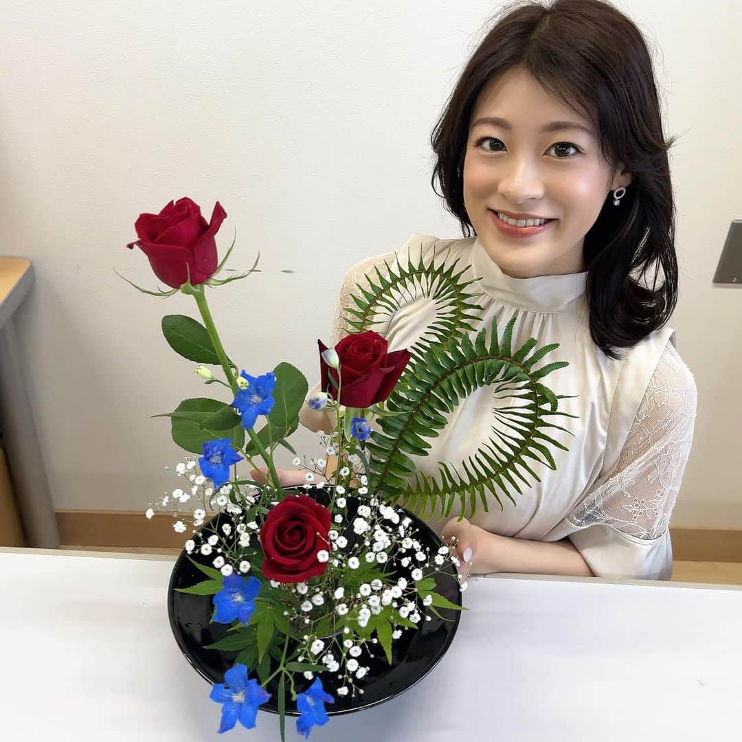 小宮山瑞季のインスタグラム：「わたし生け花に初挑戦してきました🌸！！  高校時代、茶道部に所属していたのですが、 実はもう1つ入りたい！と思っていたのが華道部だったんです🌷  花が好きだったことや、 母が華道の師範の資格をもっていることで 私もやってみたい！と思っていたんです☺️💓  でもそこから生け花をする機会もなく… 今回初めて体験出来ることに😎✨ 去年、花の甲子園という華道の全国大会で 敢闘賞に輝いた文化学園長野の華道部で 生け花を教えていただきました🌼🌼🌼  同じ花材を使っても、 人によってデザインが違って、 華道って奥が深いんだな～と感じました★  ちなみに、わたしは、 シダを8チャンネルの8をイメージして、 くるっと巻いてみました✌💫 赤いバラは、「あの方」をイメージして選びました🌹  あす午前10:25～放送の『N☆1』で その模様をお伝えします📺✨ YouTubeでも配信されますので、 是非ご覧ください☺️🍀✨  数日間みんなの信州をおやすみしています。 ご心配をおかけしてすみません🙇‍♀️💦 早く復活できるように頑張ります！！！   #生け花  #華道  #kado  #ikebana  #高校時代 は  #茶道部  #teaceremony #花  #花の甲子園  #全国大会  #敢闘賞  #文化学園長野  #華道部  #みなさん  #ありがとう  #YouTube  #配信します  #バラ  #rose  #情熱  #イメージは  #小川功二  #アナウンサー  #みんなの信州  #長野放送  #小宮山瑞季」