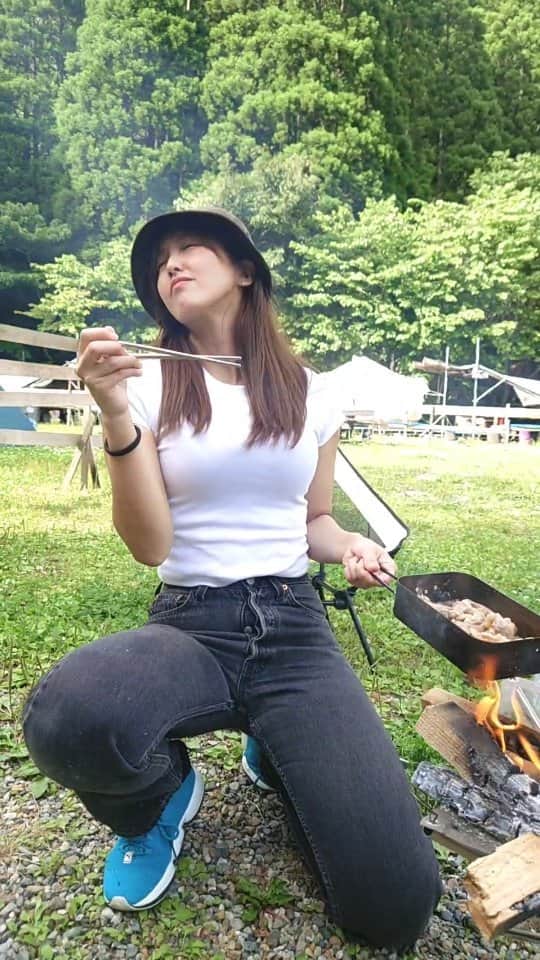 日里麻美のインスタグラム：「めちゃくちゃ キメて料理しとるけど デニムのボタン開いとんよ🤣」