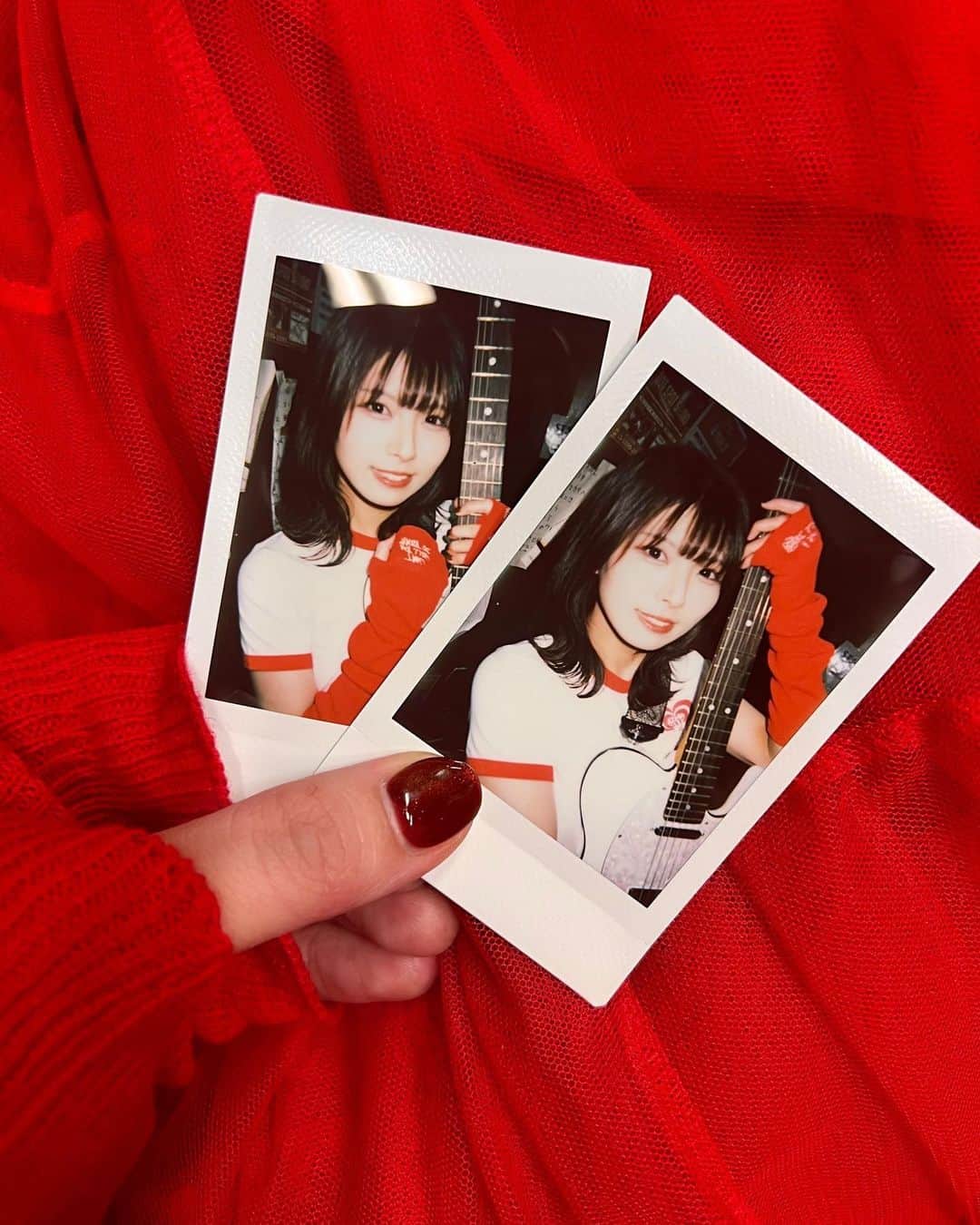 森脇加奈子のインスタグラム：「🍒  red red red❣️ 今月はネイルも赤😻❤️  #ロックの日 #ロックの日2023 #red #redcode #cheki #film #Faulieu #band #girlsband  #rock #rockband #musician #vocal #guitarvocal #guitarist #guitarplayers #japanese #japanesegirl  #tagsforlikes #followme #tfl  #일본 #셀카 #팔로우미 #데일리룩 #오오티디 #粉我」