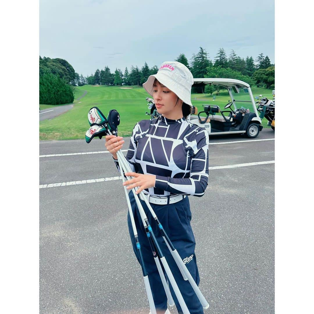 水崎綾女さんのインスタグラム写真 - (水崎綾女Instagram)「Golf⛳️⛳️⛳️ score 89 今年2回目のゴルフはチップインバーディー出来たので嬉しかったです。気持ちいい〜♡  👚 @tangram_tokyo   #golf #golfswing #golfwear  #golflife #⛳️ #tangram #tangramgolf #ゴルフ」6月9日 20時07分 - misakiayame