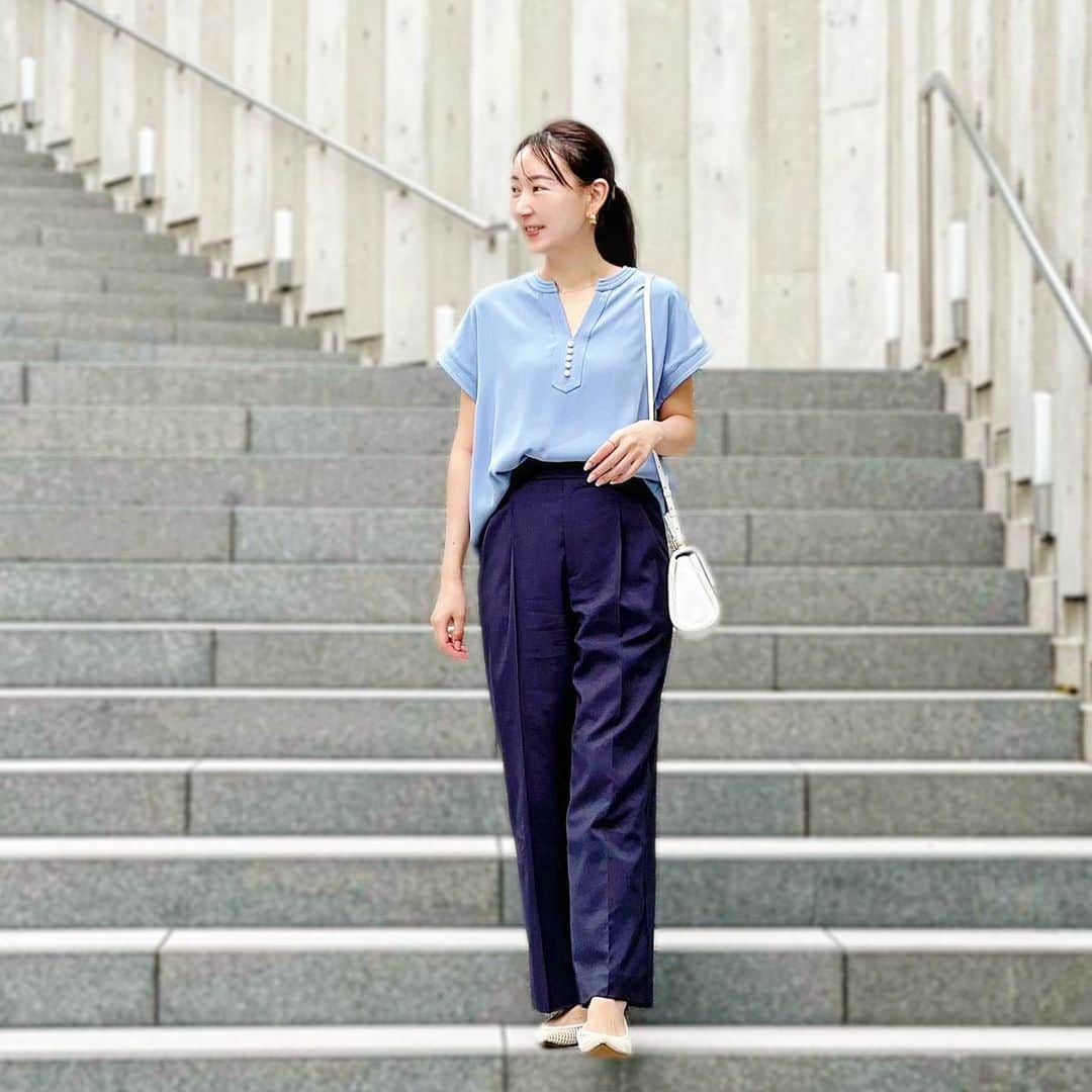 のインスタグラム：「・ ブルーコーデ。  ＊トップス ： #styledoor #emmataylor @styledoor_official  ＊ワイドパンツ： @norc.jp  ＊サンダル： @tsurubymarikooikawa  ＊ピアス： @aletta_jewelry_official   ブルーのカラーが爽やかで 着心地が良くてお気に入り。  #ブルーコーデ #夏コーデ #きれいめカジュアル #きれいめコーデ #大人フェミニン #大人カジュアル #tsurubymarikooikawa #ツルバイマリコオイカワ #お出かけコーデ #オフィスカジュアル #通勤コーデ #押上 #スカイツリー #大人シンプル」