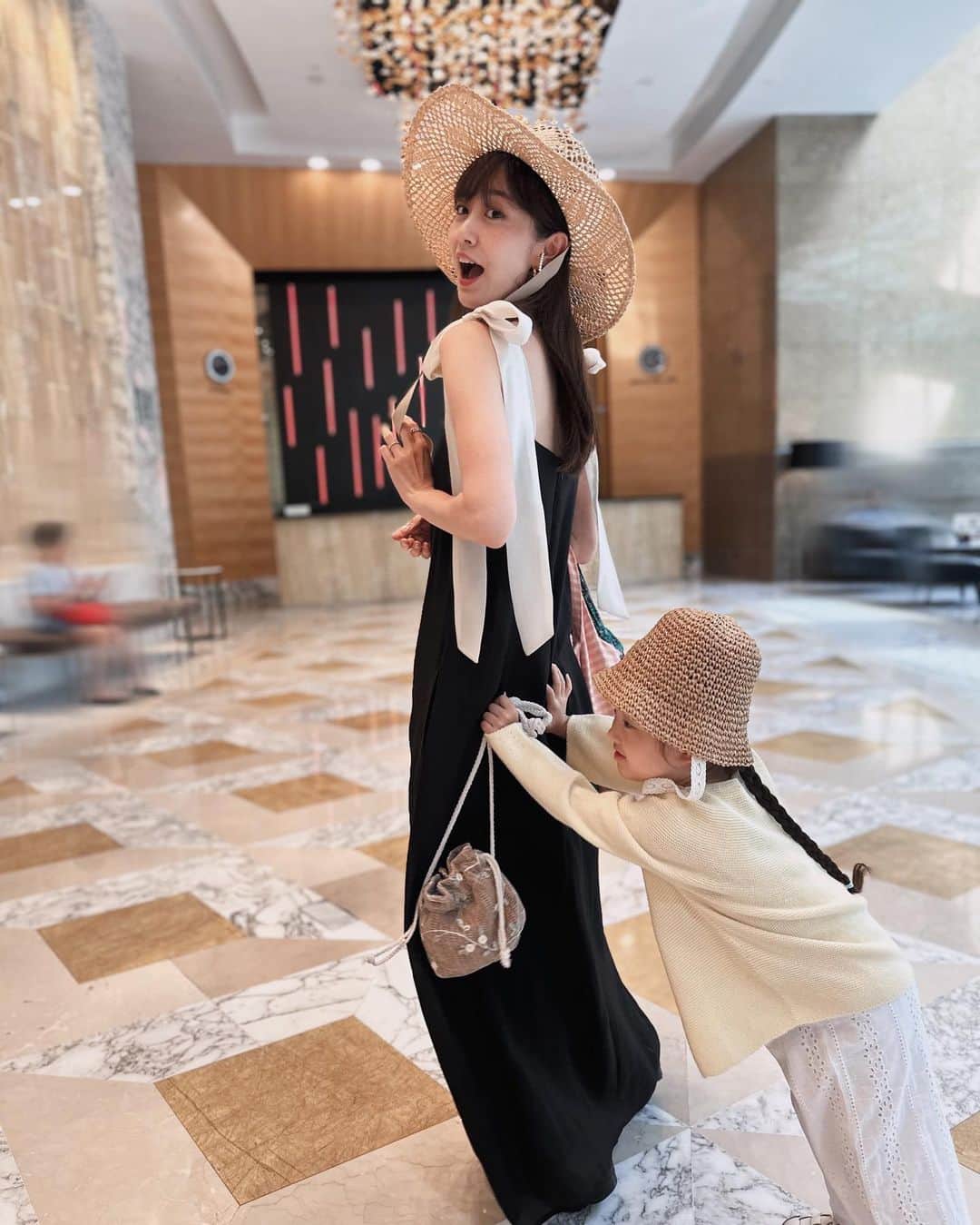 菊井彰子さんのインスタグラム写真 - (菊井彰子Instagram)「#マレーシアおやこーで 👩👧③  早く着たくて絶対に持って行こうと旅に連れてきたワンピース👗 肩がリボンでキュン🫰 ブラック&ホワイトのバイカラーなところもお気に入り 🖤🤍  お洒落で可愛いお洋服がいっぱいの @fanfan_closet  のワンピース✨  👨から珍しく『可愛いやん』を頂きましたw  ・ ・ ・ ・ ・ ・ #子連れ海外  #子連れ海外旅行  #fanfancloset  #tocithat  #zarakidsgirl  #マキシワンピ  #マレーシア  #クアラルンプール  #malaysia  #3歳女の子ママ  #親子リンクコーデ  #ママコーデ  #ママコーディネート  #女の子ママ #女の子のママ  #ママファッション  #mamafashion #ootd #ootdfashion #ootdstyle」6月9日 20時10分 - yanakiku_kiku