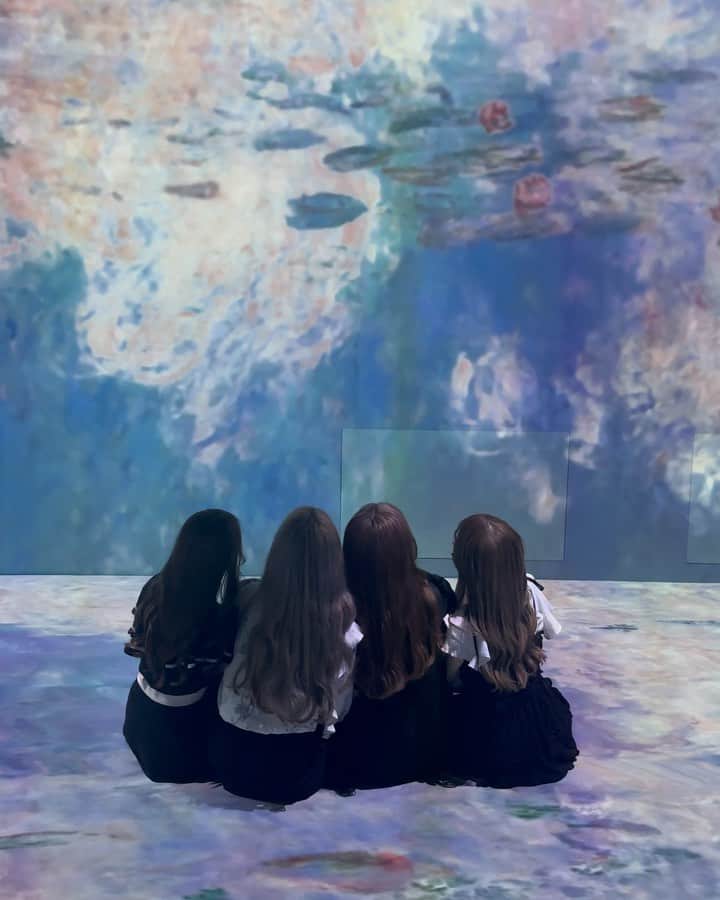 若林真帆のインスタグラム：「．  Immersive Museum FUKUOKA ⁡ 素敵空間でした 一面に映し出された名画を見ていたら いつの間にか2時間くらい経ってた🙄笑 ⁡ #immersivemuseum #イマーシブミュージアムフクオカ #ezofukuoka #美術館巡り #印象派 #福岡旅行」