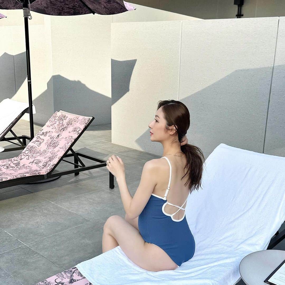 Reikaのインスタグラム：「@re_by_reinest_official swimwear debut  大人のための 露出しすぎないけど 魅せれるスタイルアップ水着✨  まるで海外セレクトのデザイン💡みたいだけど海外のものと違ってちゃんとカップ入ってるし、透けないし、生地はしっかり。そしてスタイリッシュなのに、露出多すぎな攻めすぎなデザインではない。  ありそうで今までなかったシンプルで万能な ビキニタイプとワンピースタイプの2型を 発売します🏝️ これはワンピースのネイビー💙 他に黒🖤もあります。 ビキニタイプは改めてご紹介しますね💕  見ての通り、妊婦の🤰私でもかっこよく見せてくれる超優秀もの💕  目の錯覚で、いろんなクロスやパイピングの配置でこんな究極にクビレがない私でも何故かくびれて見える😂　すごいでしょ  ハイレグではない！だけどお尻が綺麗に見えて脚が長く見える絶妙なカット  さまざまな身長や体型な方でもなれべく自分にフィットできるようにアジャスター付き。 お腹こんなに大きい私でも大丈夫でした🤗  お胸が小さい方でも大きい方でも 上品に見えるようなデコルテ☺️ 幅広い年代の方でもスタイリッシュにラグジュアリーな感じ✨  6/15 １８時〜　LINE 友達先行発売です✨  詳しくは　@re_by_reinest_official 公式のインスタを随時チェックしてください☺️  #rebyreinest #リバイレイ　#大人水着　#swimwear #マタニティコーデ」