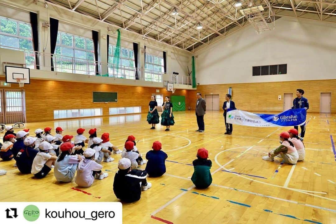 Gero City【下呂市公式アカウント】さんのインスタグラム写真 - (Gero City【下呂市公式アカウント】Instagram)「#Repost @kouhou_gero with @use.repost ・・・ 6月6日(火)上原小学校 一輪車の世界大会で優勝の経験を持つ高田朝日さん、長坂綾さんを講師に迎えて一輪車の講習会が行われました✨  全校児童が体育館に集まり、講師のお二人が模範演技を披露しました💃💃 その後は一輪車に乗れるグループ、乗れないグループに分かれてそれぞれ講師から直接指導を受けました👏  児童らは笑顔で挑戦し、元世界チャンピオンから教わる貴重な体験を楽しんでいました☺️  約2時間にわたる講習を終えて児童らは、 「一輪車に乗れなかったけど乗れるようになった」「一輪車がもっと好きになった」「新しい技を知れて嬉しかった」など感想を発表しました🙋‍♂️🙋‍♀️  #下呂市 #上原小学校 #一輪車 #世界チャンピオン #講習会 #高田朝日 さん #長坂綾 さん #ありがとう #gerostagram」6月9日 20時13分 - gerostagram