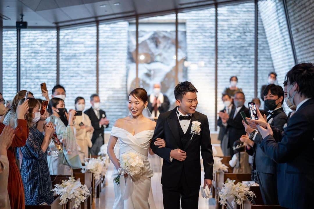 のインスタグラム：「.  Ceremony  大切なみなさまからの 沢山の祝福の歓声の中笑顔でご退場いただけます  ぜひ挙式のお時間がかけがえのないお時間になりますように  @oriental.hotel.kobe  @oriental.hotel.wedding  @noritaka_igarashi  @ideagraph.jp  @thetreatdressing  @treat_gentleman  #ohk花嫁 #weddingbouquet #weddingdress #tuxedo #ウェディングドレス #タキシード #ウェディングブーケ #居留地 #thetreatdreesing #orientalhotel #orientalhotelwedding #オリエンタルホテル #オリエンタルホテル旧居留地」