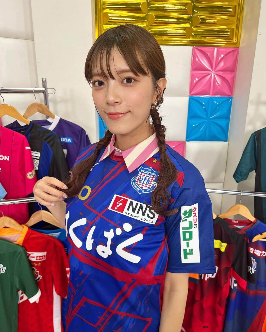 三谷紬さんのインスタグラム写真 - (三谷紬Instagram)「💙❤️ #ヴァンフォーレ甲府 のユニフォームを 着用しました🙏 特徴的な柄がおしゃれなユニ！ ヴァンくんとフォーレちゃんも#ご当地Ｊ に登場してくれました。 見逃し配信明日までです👀 * #football#soccer#サッカー#⚽️#ヴァンフォーレ#甲府#山梨#山梨県#kofu#ユニフォーム#ユニフォーム女子#ユニ#ラブjリーグ#TVer#テレビ朝日#アナウンサー#三谷紬」6月9日 20時22分 - mitani_tsumugi