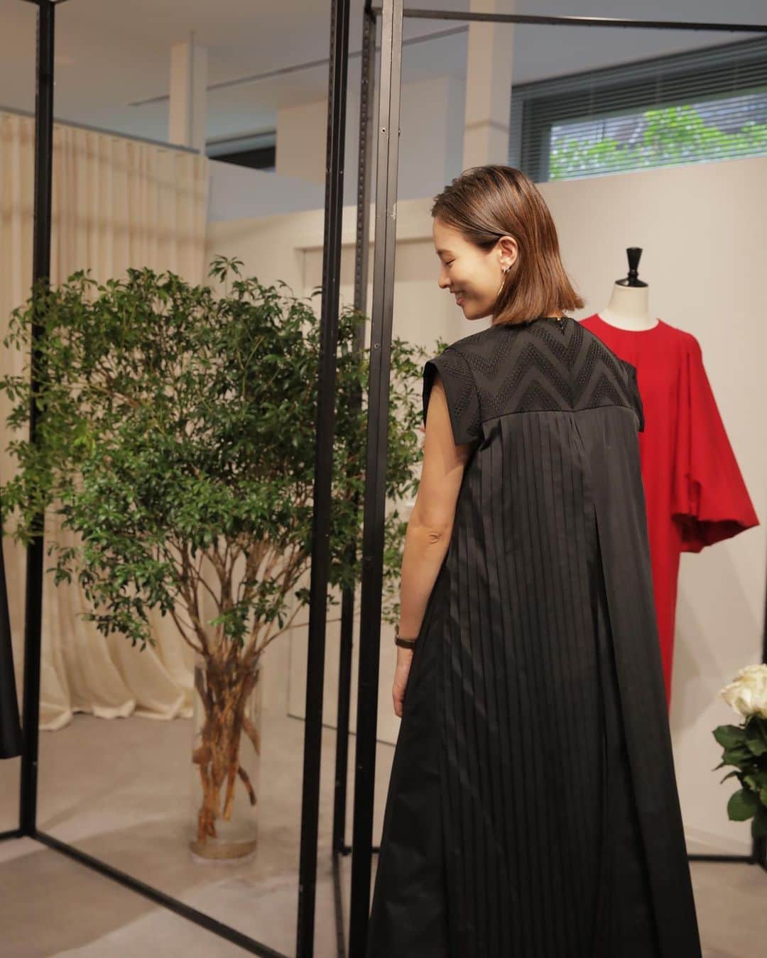 森田麻恵さんのインスタグラム写真 - (森田麻恵Instagram)「@adore_jp 2023 AWの展示会へ！  以前から気になっていたカシミヤのコートを試着させてもらいました。 上質で淡いベージュのカラーも全てがツボ！ 黒のワンピースも🖤  素敵なお洋服だらけで、高揚感高まっちゃいました！  コレとコレ、コレも👗ここからここまで全部下さい！ってやりたいくらいでした。w  #adore #fashion #2023aw #きれいめファッション」6月9日 20時23分 - morita_mae