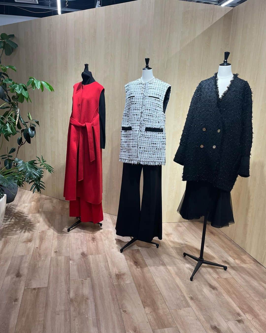 森田麻恵さんのインスタグラム写真 - (森田麻恵Instagram)「@adore_jp 2023 AWの展示会へ！  以前から気になっていたカシミヤのコートを試着させてもらいました。 上質で淡いベージュのカラーも全てがツボ！ 黒のワンピースも🖤  素敵なお洋服だらけで、高揚感高まっちゃいました！  コレとコレ、コレも👗ここからここまで全部下さい！ってやりたいくらいでした。w  #adore #fashion #2023aw #きれいめファッション」6月9日 20時23分 - morita_mae