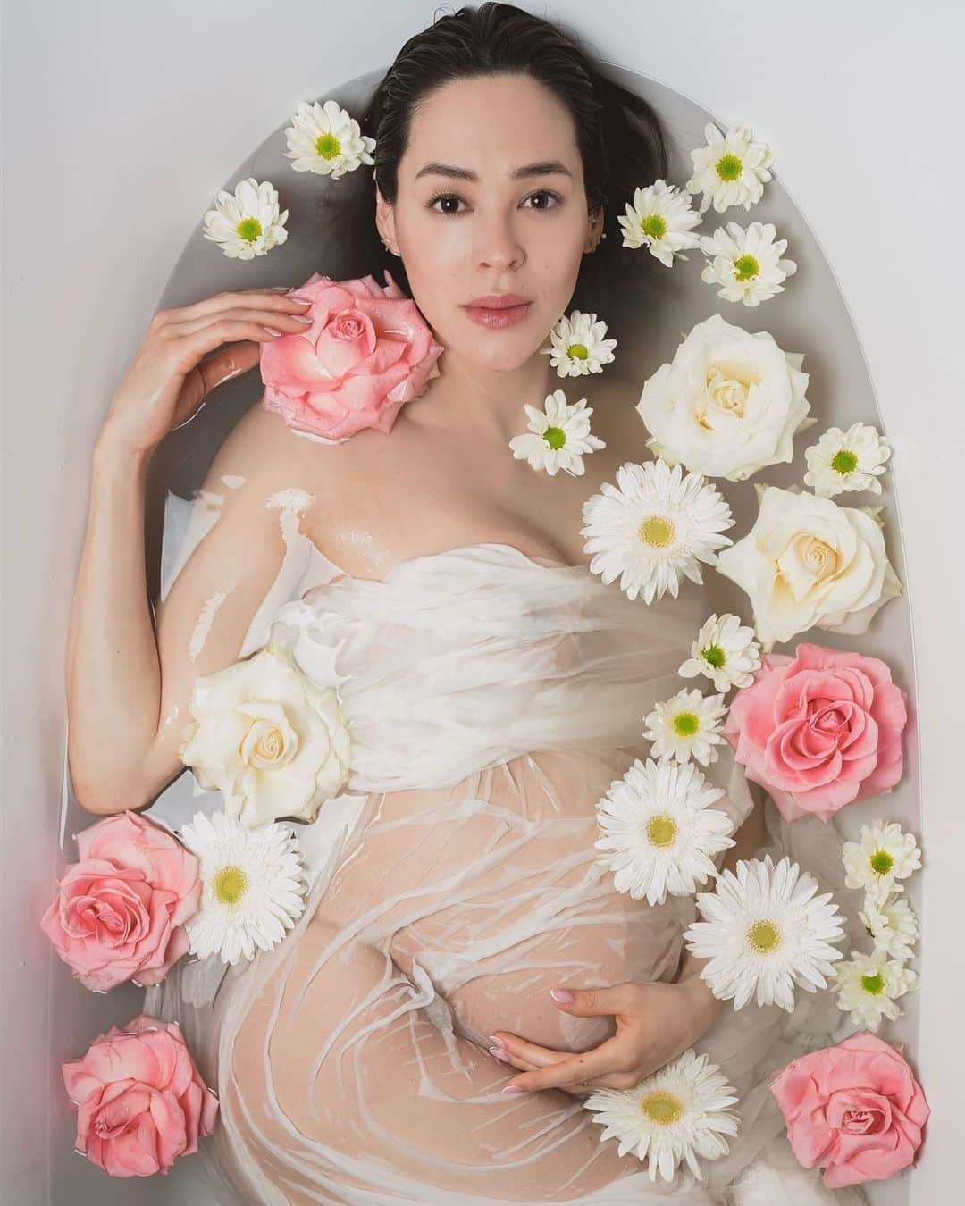 のインスタグラム：「妊娠…それはとても美しくて喜びでいっぱいのジャーニーでした！成長する私たち家族を記録するのに、これ以外の方法はないと思ってました。🤩✨🌼 . Pregnancy it was such a beautiful and joyous journey. I couldn’t think of better way to document our growing family.🤩🌸✨ . #momtobe #pregnantlife #emirenata #babyontheway #emitime #thebump #母になる #妊婦ライフ #エミレナータ #ベイビオンザウェイ #エミタイム #ザパンプ」