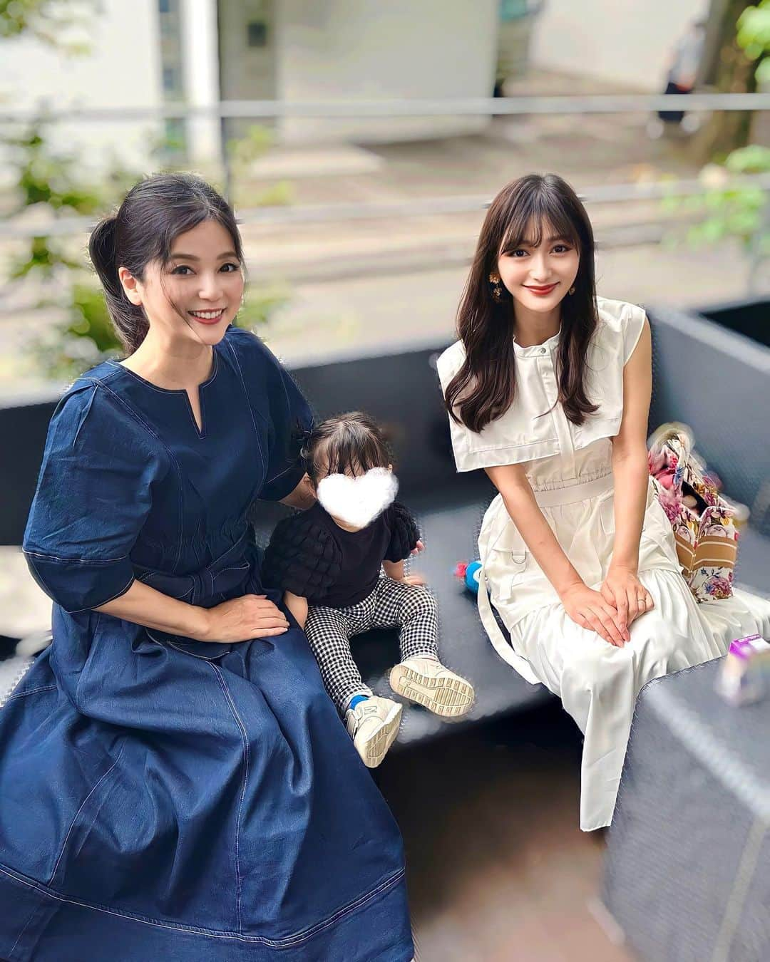 加藤瑠美さんのインスタグラム写真 - (加藤瑠美Instagram)「大好きな朝の時間🥤☀️ せっかくパーソナルトレーニングに通っているのでフラペチーノは週2までにして、この日はゆずシトラスティー🫖  持つだけでウキウキしてしまう花柄のバッグは、イニシャルなどが選べるオーダーメイドのもの💐 字体も選べます🤍 Sサイズにしたんだけど、たくさん入って重宝してます🛍️  bag @eris___official  dress @ladymade_official #ladymade  sandals @grace_continental.div #gracecontinental  #ootd#Japanese#rubi_fashion#오오티디#아웃핏#年子ママ#年子育児#ママコーデ#コーディネート」6月9日 20時17分 - katorubi