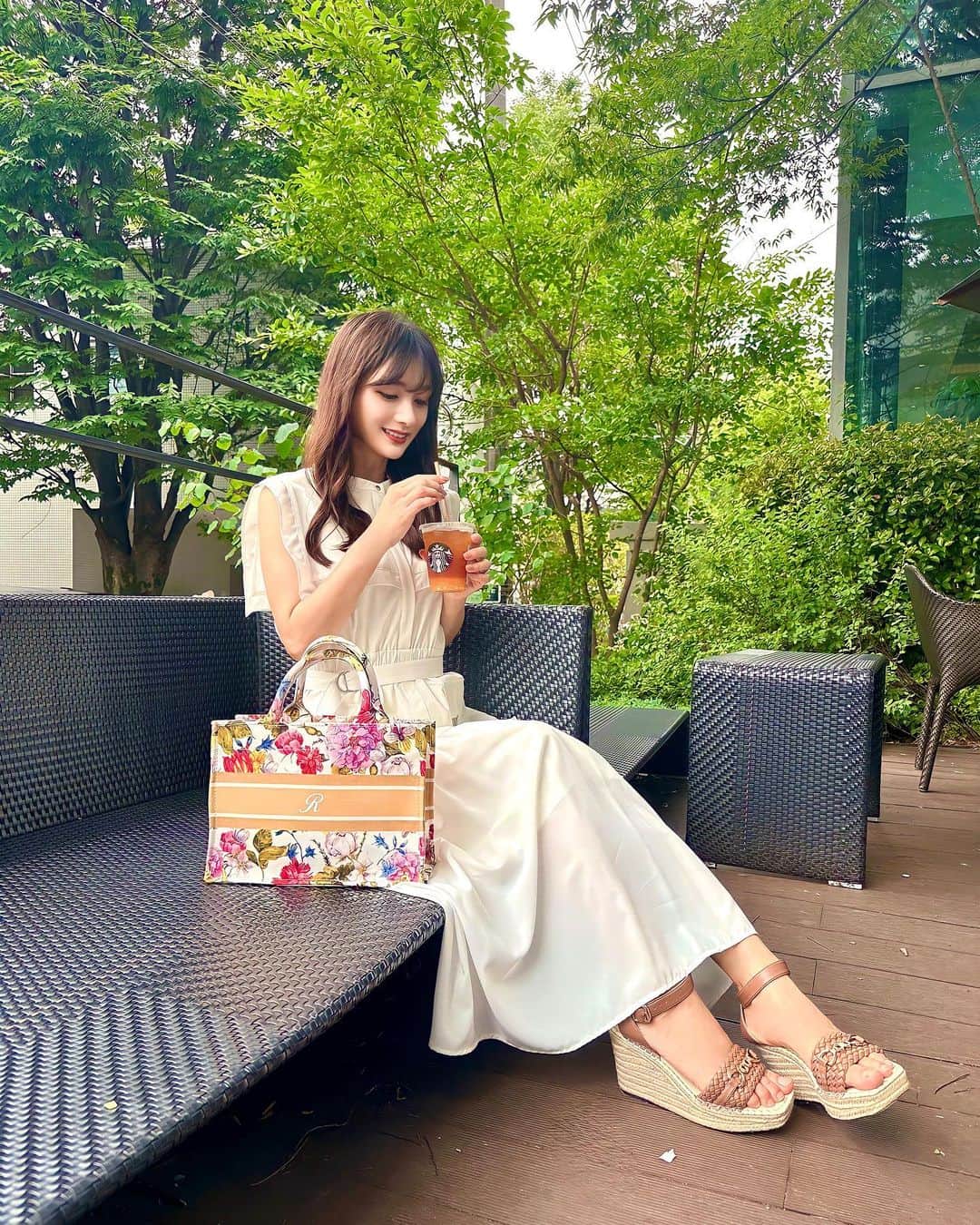 加藤瑠美のインスタグラム：「大好きな朝の時間🥤☀️ せっかくパーソナルトレーニングに通っているのでフラペチーノは週2までにして、この日はゆずシトラスティー🫖  持つだけでウキウキしてしまう花柄のバッグは、イニシャルなどが選べるオーダーメイドのもの💐 字体も選べます🤍 Sサイズにしたんだけど、たくさん入って重宝してます🛍️  bag @eris___official  dress @ladymade_official #ladymade  sandals @grace_continental.div #gracecontinental  #ootd#Japanese#rubi_fashion#오오티디#아웃핏#年子ママ#年子育児#ママコーデ#コーディネート」