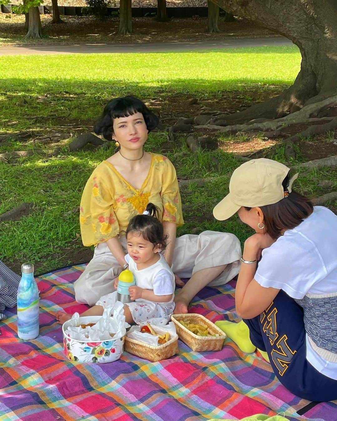 ノーマさんのインスタグラム写真 - (ノーマInstagram)「Park time memories 2023 May🌳🐒🧚  Thank you! @akisome 📸🤍 @ramuno 🍭🎶 @fumiemiyakoshi 🥙🌯🍟🇨🇺  @greenpeacejp の #リユースデラブアース プロジェクトでシェアして頂いたピクニックの様子は先月の横浜でのオフDAY🌳  マイ容器take outやメニュー等いつも快くリクエストに対応してくれる（店舗の方はキッズウェルカムな所もありがたい）La Casa De Fumieのご飯と共に🤤🫶🏻🧚  #nature #green  #picknick  #parktime」6月9日 20時18分 - noma77777