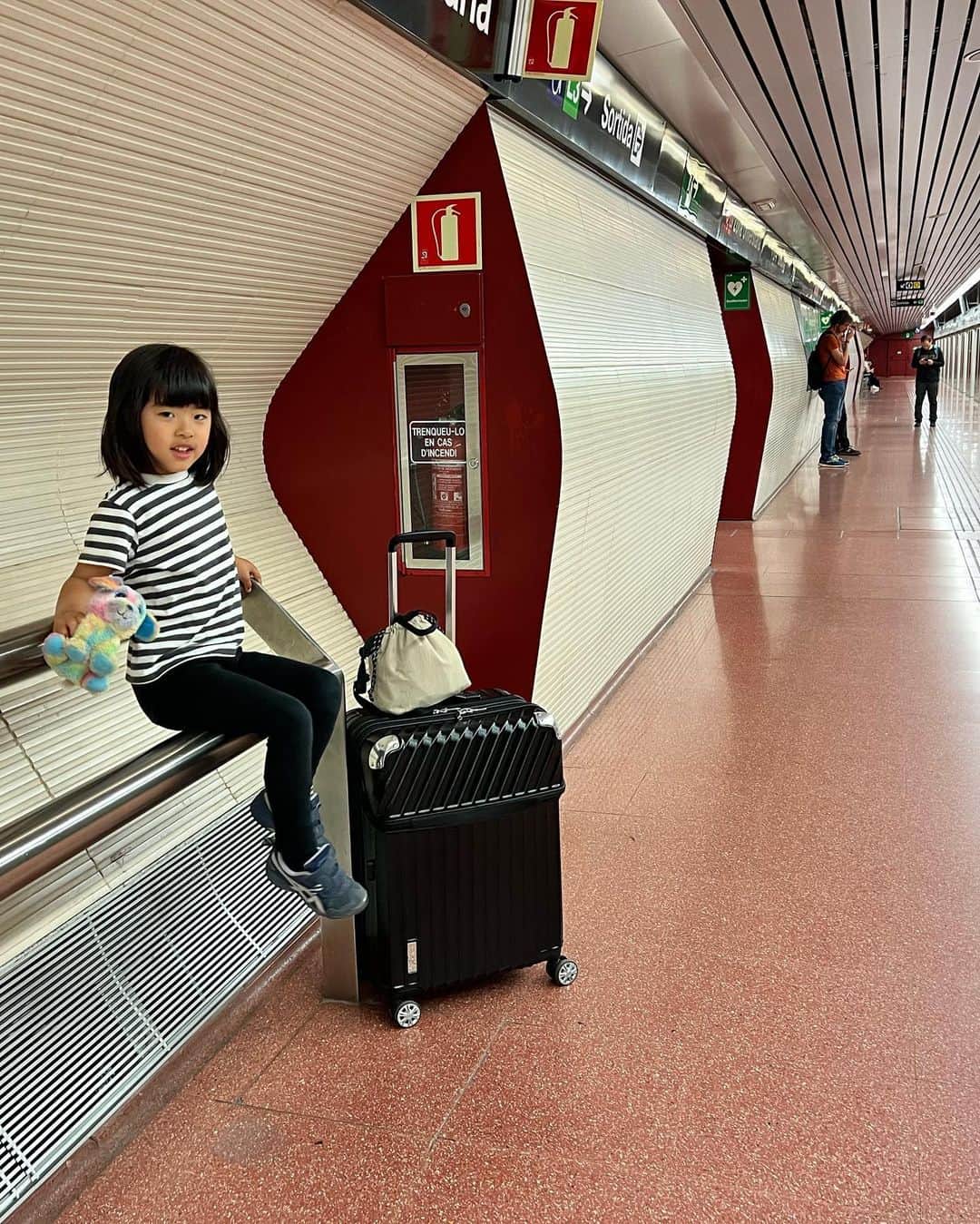 榎戸教子さんのインスタグラム写真 - (榎戸教子Instagram)「【スペイン・再びバルセロナ】 娘がダンボールをかぶって バルセロナをてくてく。 「いいねー！」「ロボットかな？」 街の人がやさしく声を掛けてくれます。  いつまでも飽きないのが不思議ですが、 私たちの旅には時間があるので しばらく付き合おうと決めたら、 地下鉄の中でもずっとこのままでした。  バルセロナに住んでいる友人に甘えて、 スペインの最初と最後にお世話になりました。 手作りのご飯を食べさせてもらったり、 日本からの荷物を受け取ってもらったり、 一緒にキャンプへも行きました。  安心のスペインを旅立つ… ここからが私にとって旅の本番です。  音声メディアVoicyでお話ししました。 写真と合わせてお聴きください。  『#59 スペインとさようなら、思い出いっぱい』 https://voicy.jp/channel/3482/537741  #voicy #世界一周 #spain #worldtraveler #barcelona #旅」6月9日 20時21分 - noriko_enokido
