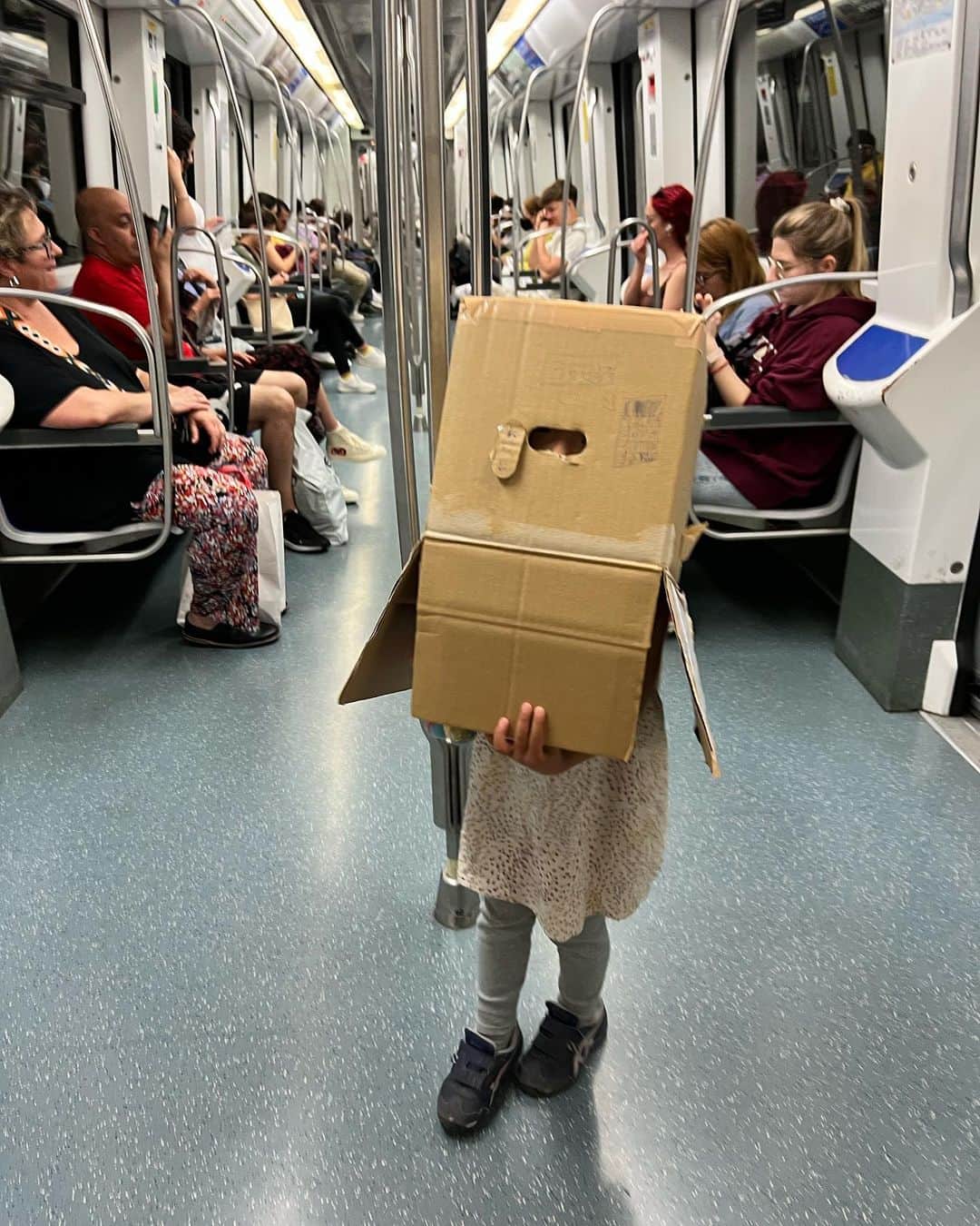 榎戸教子さんのインスタグラム写真 - (榎戸教子Instagram)「【スペイン・再びバルセロナ】 娘がダンボールをかぶって バルセロナをてくてく。 「いいねー！」「ロボットかな？」 街の人がやさしく声を掛けてくれます。  いつまでも飽きないのが不思議ですが、 私たちの旅には時間があるので しばらく付き合おうと決めたら、 地下鉄の中でもずっとこのままでした。  バルセロナに住んでいる友人に甘えて、 スペインの最初と最後にお世話になりました。 手作りのご飯を食べさせてもらったり、 日本からの荷物を受け取ってもらったり、 一緒にキャンプへも行きました。  安心のスペインを旅立つ… ここからが私にとって旅の本番です。  音声メディアVoicyでお話ししました。 写真と合わせてお聴きください。  『#59 スペインとさようなら、思い出いっぱい』 https://voicy.jp/channel/3482/537741  #voicy #世界一周 #spain #worldtraveler #barcelona #旅」6月9日 20時21分 - noriko_enokido