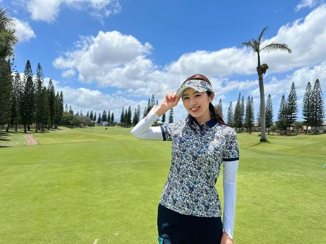 守永真彩さんのインスタグラム写真 - (守永真彩Instagram)「. . 念願のハワイゴルフ⛳️✨  【前半55 /後半53  スコア108 】  夢のハワイゴルフしてきちゃいました🏌️‍♀️✨ 太陽はキラキラと降り注いでいましたが、そよ風は涼しくて最高なお天気🌺  結婚式の参列者同士で行ったのですが、殆ど私にとっては全員初めましての方々🫣笑 でも良い人ばかりで、終始楽しく🌻 ゴルフ再開してから1番良いスコアでました🥺🌺  やっぱり楽しんでやった方がスコア良いなーと改めて実感🏌️‍♀️⛳️笑 あぁ...最高だったなぁ🥺💓 日本戻ってきたけどまたみんなで回りたい🤣  #夏休み　#大人の夏休み　#一人旅行　 #hawaii  #ハワイ　#自然　#癒し #秘書　#秘書の休日 #ゴルフ　#ゴルフ女子　#ハワイゴルフ @taylormade_golf_japan_apparel_  #テーラーメイド #ゴルフウェア　 #golf #golfgirl #目指せ100ギリ #100ぎり」6月9日 20時31分 - maayamorinaga