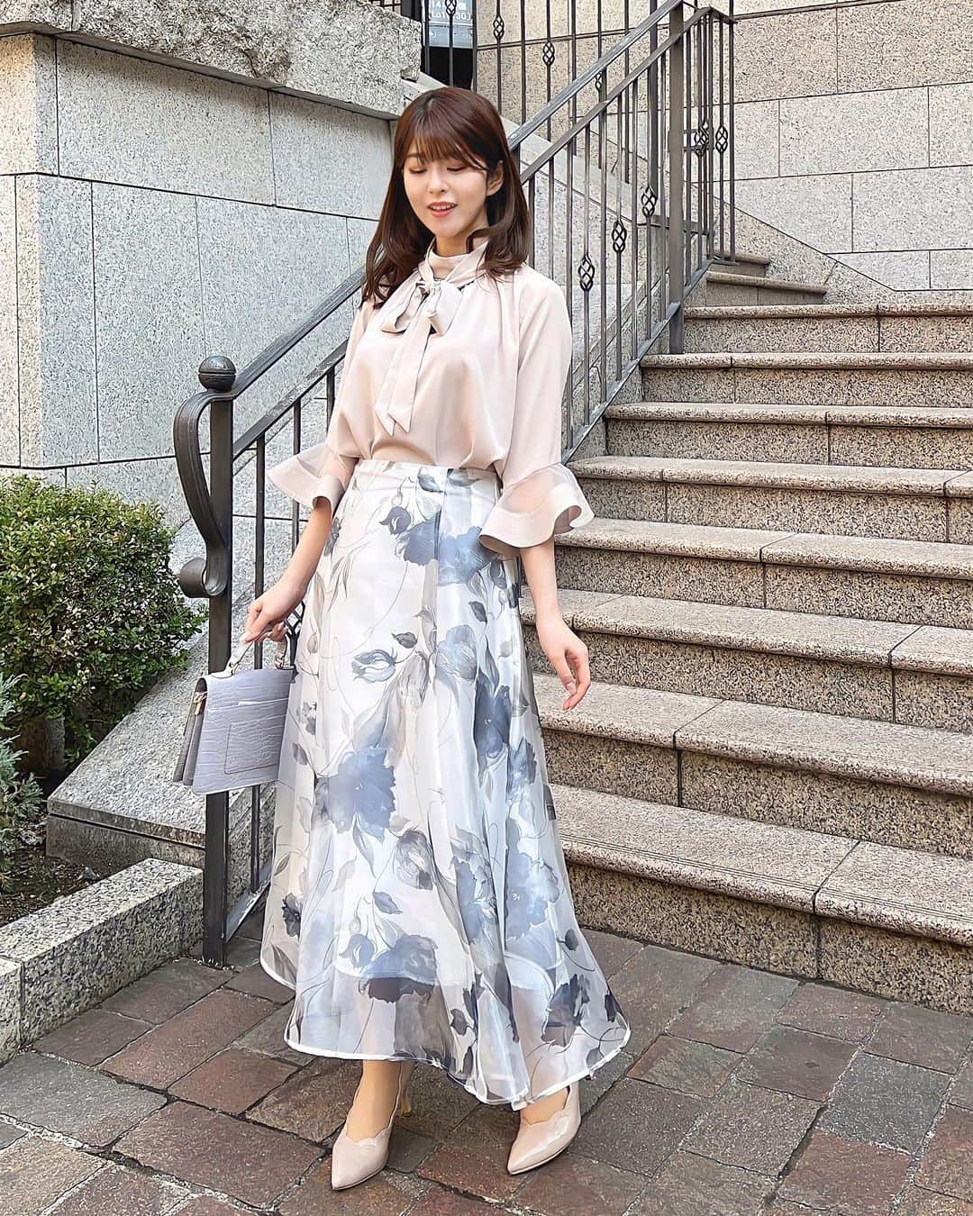 みゆこのインスタグラム：「ブラウス×花柄スカート💐  メイクもお洋服もちょっと艶っとした感じが好み🥰🌸ブルー系をお洋服に取り入れることが多いので、メイクはコーラルピンクやオレンジ系のアイテムを使うことが多いです♡  メイクや髪の巻き方教えてください🙌とのDMもよくいただくようになり、そろそろご紹介したいのだけど、ポイントメイクが知りたいとのことなのかなぁ🤔💭  アイメイク？ベースメイク？🫣陰影の入れ方…？🫢笑。 良かったらDMでご意見いただけると嬉しいです✨🥰  今回もお洋服は🏷付けしてます✨FEERICHELU今日から4日間限定で全品10%OFF始まりました🙌🥰  #ブラウスコーデ#サマーニット#ハイウエスト#フレアスカート#スカートコーデ#アラサー女子#30代ファッション#骨格ウェーブ#イエベ春#フェミニン#フェミニンコーデ#コーデ記録#ストレートヘア#FEERICHELU#春夏コーデ#お出掛けコーデ#青が好き#花柄スカート#花柄が好き#オトナ女子コーデ#ネイビー」