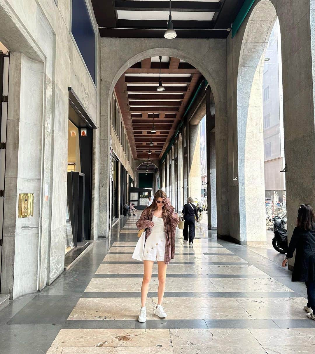 マギーのインスタグラム：「ミラノは27℃ でも日陰がさむくて 目の前にあった @supremenewyork で シャツをゲット🤎  むかしからメンズサイズのネルシャツを ガーリーなアイテムと合わせるのが好き😚✌️  今はまた別の場所へ移動しています〜また投稿するね！  Shirt @supremenewyork  Pants&shoes @alexandermcqueen  Sunny’s @chanelofficial」