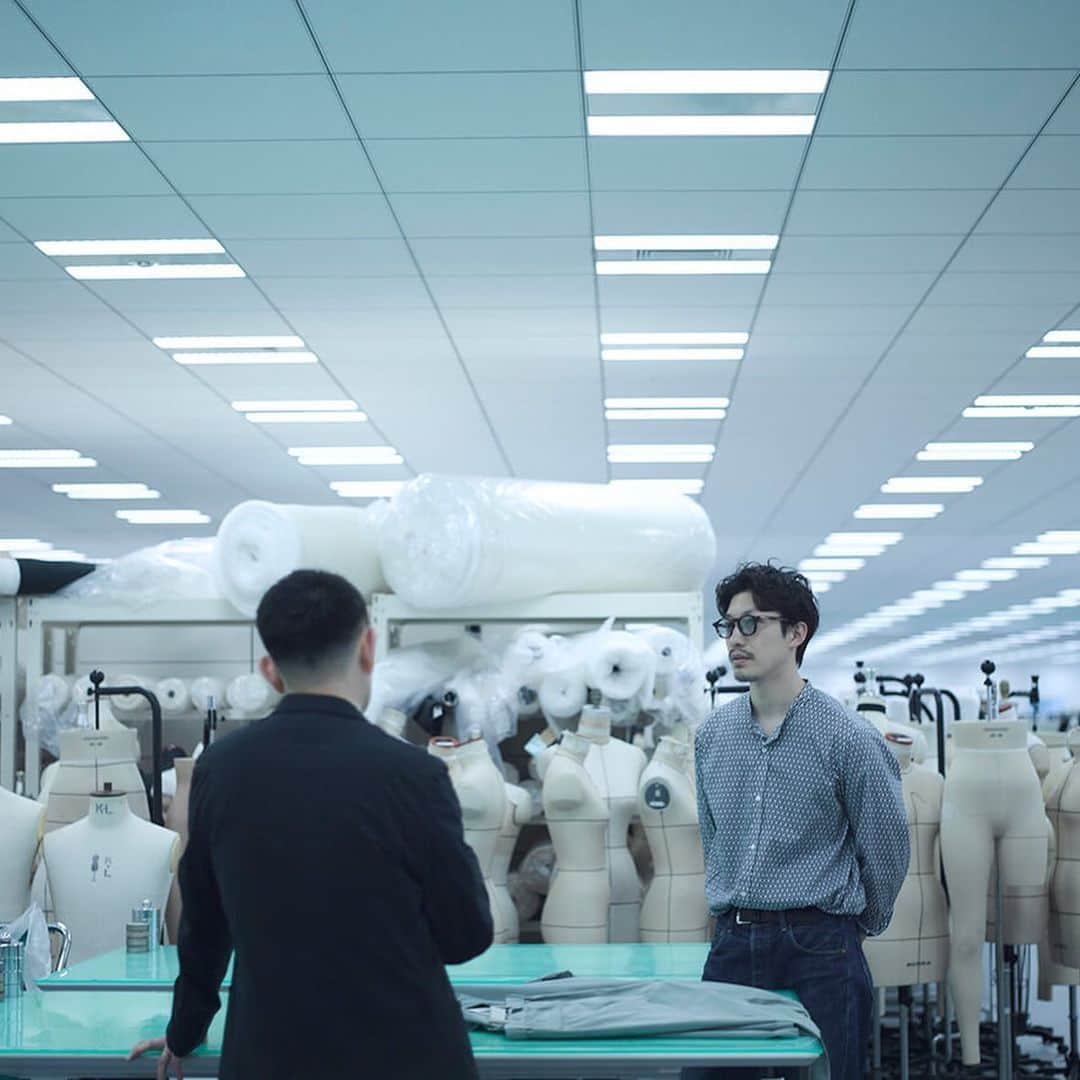 並木一樹のインスタグラム：「先日の撮影 WEBマガジン 『HOUYHNHNM(フイナム)』 にアンフィーロの服づくりの舞台裏という企画でゲストで出演させて頂きました。  デザイナーの小山さん　@masatokoyama7  との貴重なお話、楽しい時間でした☺️  ありがとうございました♪  @houyhnhnm_official」