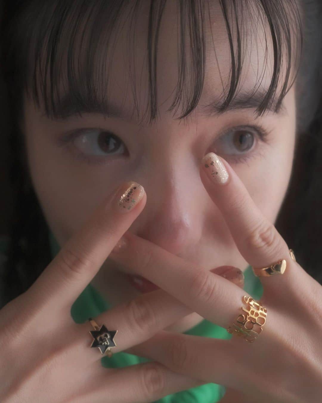 みこのインスタグラム：「@gfc.jp のリングが大好評でとっても嬉しいです…🥺♡♡♡  こういうのありそうでないな、あったらいのにな〜と思う理想のリングを描いて、サンプルが出来上がってきた時に立体になった可愛さに感動して…🥲  わたしが思い描いたかわいいを、みなさんにもかわいいと思ってもらえていることに、今また感動しています🥲  かわいい！ってときめく感情が小さい頃から大好きで、改めて考えると生き甲斐と言っても過言ではないなと思っています。  一時期は"かっこいい"や"美しい"の方が価値が高いように思えて"かわいい"を表現することに悩んだ日もありました。  でも、やっぱり"かわいい"は人を癒す大きなPOWERを持っていると再認識している今日この頃です。  かっこいいや美しいも、もちろん素敵な概念で、最近はそれらをmixしつつ、かわいさも保ち続ける表現を探していきたいなと思ったりしています。  奥行きのあるかわいさを見つけていきたいです。  残り少なくなってきているリングもあるので、気になる子とぜひ出会ってもらえますように！💍♡  photo @n_n_hiro  hair make @mikuyama_  dress @yui_iwatsu」