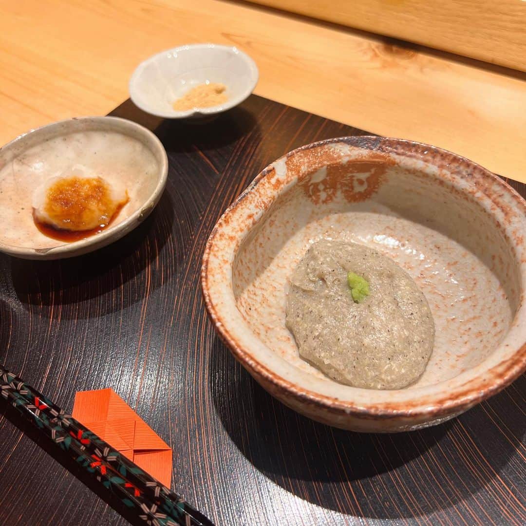 加藤里奈さんのインスタグラム写真 - (加藤里奈Instagram)「⋆  ずっと行きたかった、 @gensui.nishiki さんへお邪魔してきました。  錦にあるこだわりのお蕎麦が楽しめるお店で 在来種のおそばが何種類も楽しめるコースにしました🫶🏻  お蕎麦は太さや食感、香りが種類ごとに異なっていて、 噛めば噛むほどそばの香りが鼻から抜けて、人生で1番美味しいお蕎麦でした🥹🤍 くるみ汁、鴨汁につけて食べるのも、本当に美味しかった〜！！  天ぷらや蕎麦がき、三大珍味の茶碗蒸しなどなど、お蕎麦以外のメニューもとっても美味しくて、 コースです予約するのがおすすめです♡  ご馳走様でした𓏧幸せだった〜！！   #栄グルメ #久屋大通グルメ #名古屋グルメ #名駅グルメ  #名古屋ディナー #名古屋駅グルメ #名古屋テイクアウト #愛知県 #名古屋 #蕎麦 #玄水 #そば #お蕎麦 #蕎麦屋 #蕎麦スタグラム #蕎麦好き #蕎麦がき」6月9日 20時29分 - katoco0326