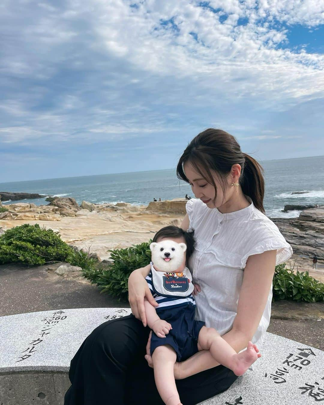 川本彩のインスタグラム：「まだ見えないよねって距離からだけど、坊に海を見せに🏖️☺️ 来年は水遊びかなっ☺︎⛲️ 今年の夏はまだ毎日ぐーすか寝てる坊と全力で紫外線避けて過ごすぞ...😂☀︎  #生後3ヶ月 #生後3ヶ月ベビー #令和5年ベビー  #男の子ベビー #男の子ママ #令和5年2月生まれ」