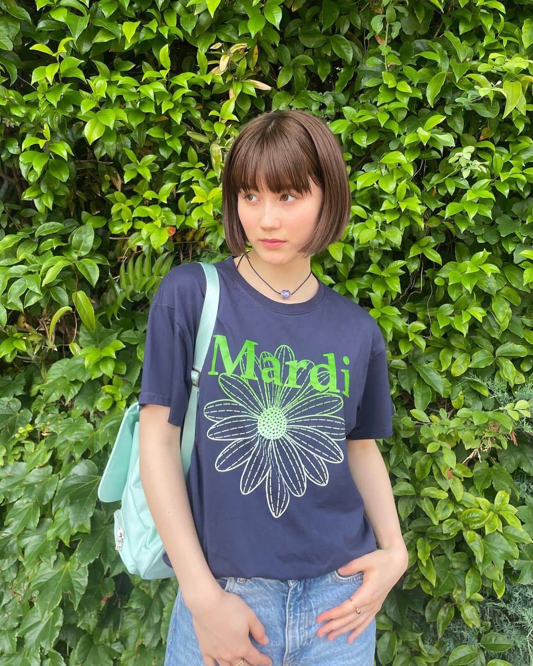 藤本林花美愛のインスタグラム：「🌼🦋  今年もマルディのTシャツたくさん着たいな💙  Tops: @mardi_mercredi_official  @mardi_mercredi_japan  Bag: @minitmute」