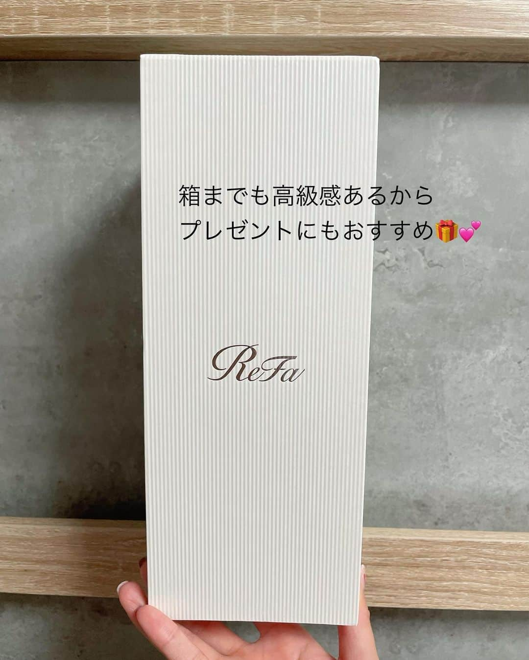 みかほさんのインスタグラム写真 - (みかほInstagram)「⁡ なんとあの『ReFa』からムダ毛ケアアイテムが登場したよ！！！ 必要な機能はしっかりとあって、照射しやすく、美しい。 シンプルで、続けやすい。 「ReFa BEAUTECH EPI （光美容器）」 ⁡ @refa_mtg  ⁡ ⁡ サロンでも人気の IPL（インテンス・パルス・ライト）を採用  IPLは、使い続けることでムダ毛が目立たなくなるだけでなく、 肌のハリやうるおいが増したり肌ケアまで同時にできちゃう✨ 自宅で本格的なケアができるのは嬉しい✨ ⁡ IPLは黒い色素に反応して熱が発生するため、 肌の色によって熱の感じ方が異なります。 また、肌の色だけでなく、熱への感度も人それぞれ！ ReFa BEAUTECH EPIは選べる5段階の照射レベルで、 自分が安心して使えるパワーに設定できるほか、 第三者機関での安全性試験もクリアしているため、 光美容器のケアが初めてでも安心だよ✨ ⁡ 実際に使ってみてもMAXレベル5の強さでも私は熱を感じにくくて 使いやすかったです☺️ ⁡ あとやっぱりリファは、このインテリアに馴染む見た目が大優勝なところも好き🏆 自然とモチベーションも上げてくれる🥰 サロンも行ってるけど細かい部分は時間がかかるものだから 自宅ケアでもセルフケア頑張ります🥰 ⁡ ReFa公式 @refa_mtg  ⁡ 𓈒𓏸 ✿｡𓂃𓂃𓂃𓂃𓂃𓂃𓂃𓂃𓂃 ✿𓈒𓏸 ⁡ このアカウントは、美容の変態が 美容、コスメ紹介、ライフスタイルなど 毎日発信しています*°｡:.♡*₊ ྀི ⁡ @mikahogram  フォローで応援お願いします⸜♥⃜⸝ ⁡ 𓈒𓏸 ✿｡𓂃𓂃𓂃𓂃𓂃𓂃𓂃𓂃𓂃 ✿𓈒𓏸 #ReFa #リファ #ReFaタイム #リファビューテックエピ ⁡ ⁡ ⁡ ⁡」6月9日 20時36分 - mikahogram