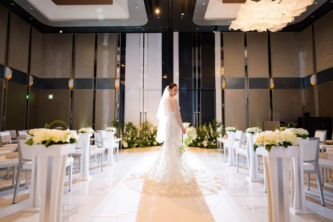 野原遥さんのインスタグラム写真 - (野原遥Instagram)「#ブライダルイベント #カハラホテル横浜  少しでも多くの皆様に、「人生の素晴らしい1日を最高の自分達で迎えてほしい。」その想いで活動し続け、この度昨年自分が結婚式を挙げた "ザ・カハラ・ホテル&リゾート横浜様" @kahalaresort_yokohama  でのレクチャー会が実現いたします！💐🔥  この一年間、思い出の場所でのレクチャー機会を作るために必死で活動してきたこともあり、今回の実現は心から嬉しく感謝の気持ちでいっぱいです。  本イベントでは、挙式会場⛪️を再現してレクチャーを行い、皆様がイメージしやすいようよりリアルな内容で開催予定。  こちらのイベントも無料開催ですので、この機会に皆様ぜひお集まりいただければ幸いです。 全力でお迎えいたします🥰  【開催スケジュール】7/9（日） ◼︎第一部12：30（12：30～14：00見学・相談/14：00～14：45レッスン） ◼︎第二部14：00（14：00～14：45レッスン/14：45～16：15見学・相談） ◼︎第三部16：30（16：30～17：15レッスン/17：15～18：45見学・相談）  ※各、10組様限定開催となりますので、多くのご希望をいただいた場合、抽選とさせていただく可能性がございます。 ※当日は、ご結婚式のご相談も承ります。 ※お申込みはストーリーズ、もしくはハイライト(WEDDING EVENT)よりご確認くださいませ。  #カハラ横浜 #カハラ横浜ウエディング #weddingparty #カハラホテル #kahalayokohama #みなとみらい」6月9日 20時37分 - noharu1021