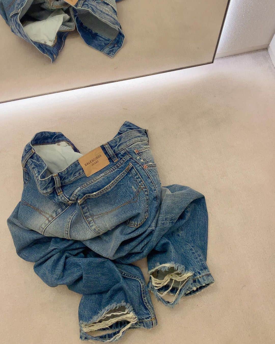 akiii031のインスタグラム：「ぼろんちょ。 @balenciaga   👖💙」