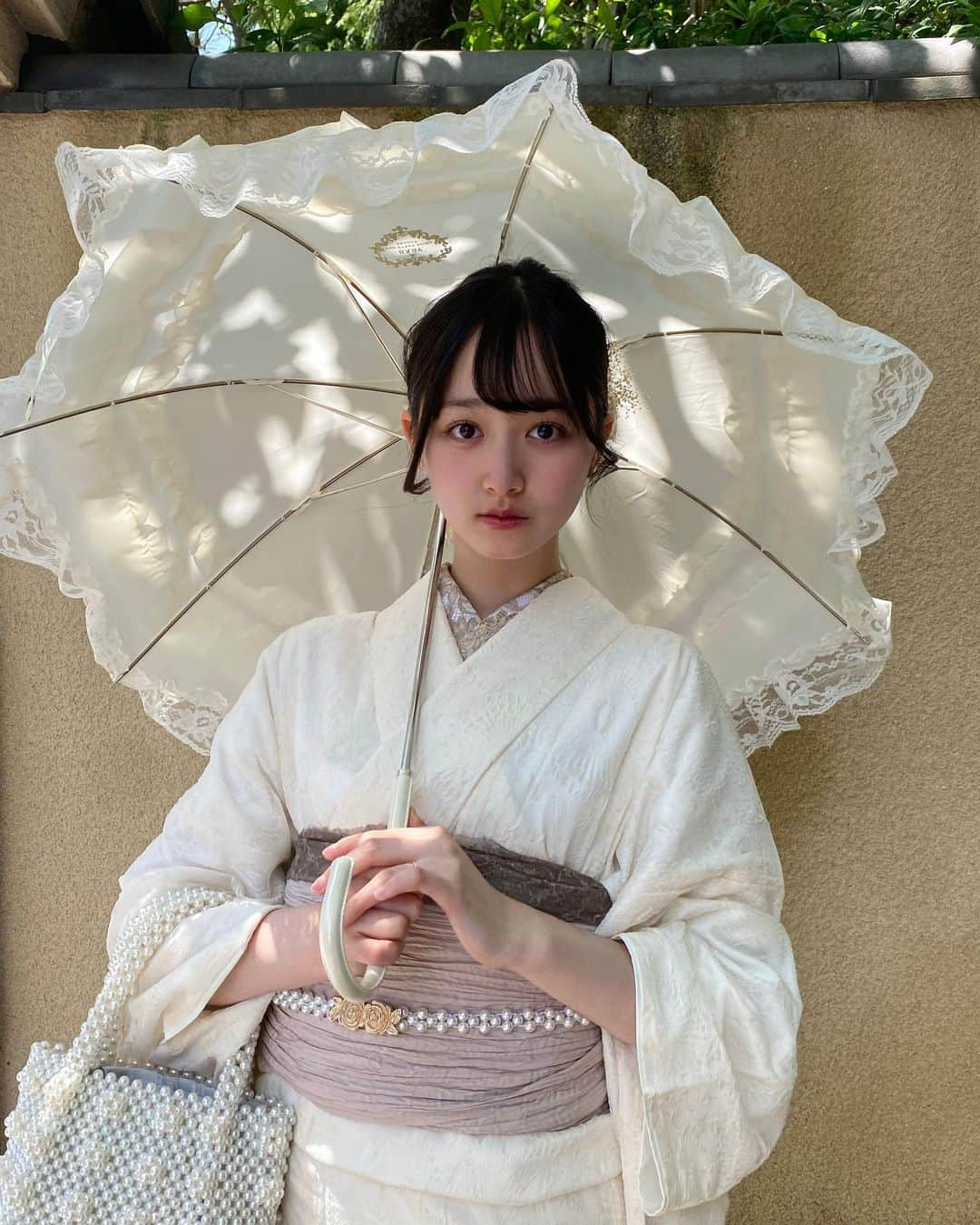 高木凜汐さんのインスタグラム写真 - (高木凜汐Instagram)「梨花和服さん @rikawafuku_kamakura で素敵な夏着物をレンタルさせて頂きました♡♡   着物自体は白にしましたが、帯にかわいらしいピンクをレースや襟にカーキやゴールドを持ってきて落ち着きのある上品な華やかさの素敵な組み合わせになったかなと思います！   また全身の写真とか色々上げるつもりなので楽しみにしててください🤍    #着物  #着物レンタル  #着物ヘア  #着物女子  #着物コーディネート  #着物コーデ  #鎌倉  #鎌倉観光  #鎌倉デート  #鎌倉散歩  #レース着物  #白  #white  #夏着物  #夏着物コーデ  #梨花和服  #和服  #和服美人  #着物美人」6月9日 20時39分 - rio_0126_