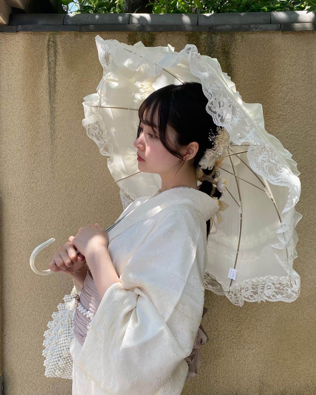 高木凜汐のインスタグラム：「梨花和服さん @rikawafuku_kamakura で素敵な夏着物をレンタルさせて頂きました♡♡   着物自体は白にしましたが、帯にかわいらしいピンクをレースや襟にカーキやゴールドを持ってきて落ち着きのある上品な華やかさの素敵な組み合わせになったかなと思います！   また全身の写真とか色々上げるつもりなので楽しみにしててください🤍    #着物  #着物レンタル  #着物ヘア  #着物女子  #着物コーディネート  #着物コーデ  #鎌倉  #鎌倉観光  #鎌倉デート  #鎌倉散歩  #レース着物  #白  #white  #夏着物  #夏着物コーデ  #梨花和服  #和服  #和服美人  #着物美人」