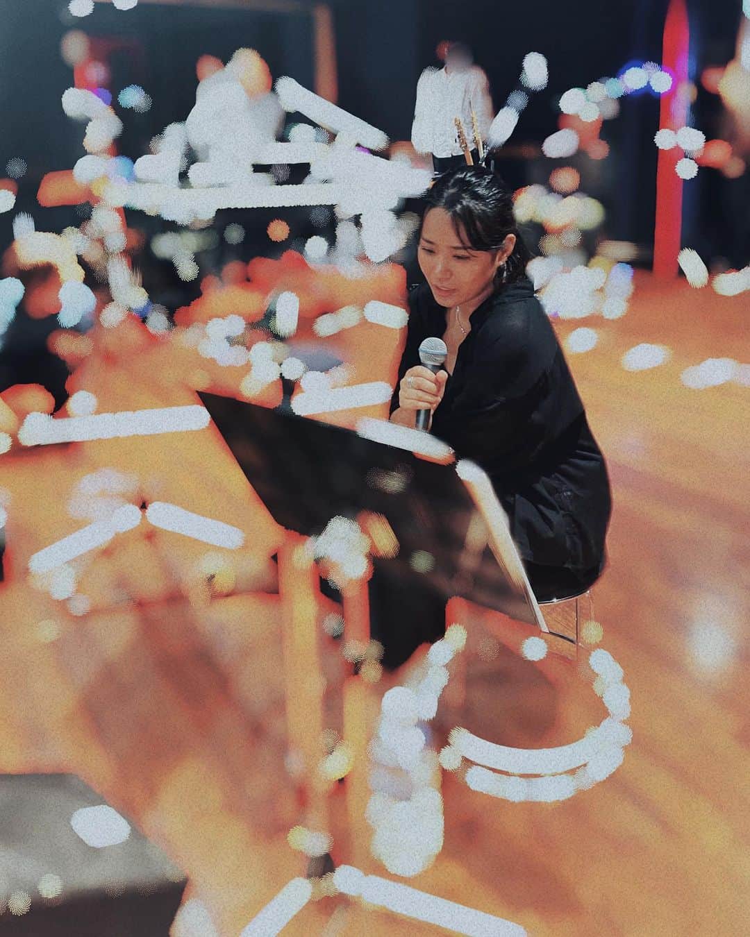 二宮愛のインスタグラム：「カバーライブ #COLORS いよいよ明日です😊❤️  今日はリハーサル！ バンドの皆様が最高すぎて、リハーサルなのを忘れて歌い乱れてしまう🤪笑 ________________ #二宮愛 #カバー #ライブ #カラーズ #カラカバ」