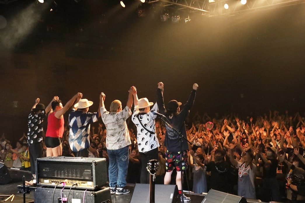 シーサーのインスタグラム：「． ． MONGOL800 25周年  沖縄からスタート!!🔥  6/25からWWW!!TOUR  7/12にアルバムリリース みんなでモンパチ25周年  お祝いパーティーしようぜぃ🎉  顔見れて声が聞けるってやっぱりイイね◎ ピス！  #MONGOL800 #モンパチ #25周年 #25th #おじさんたちと踊ろう」