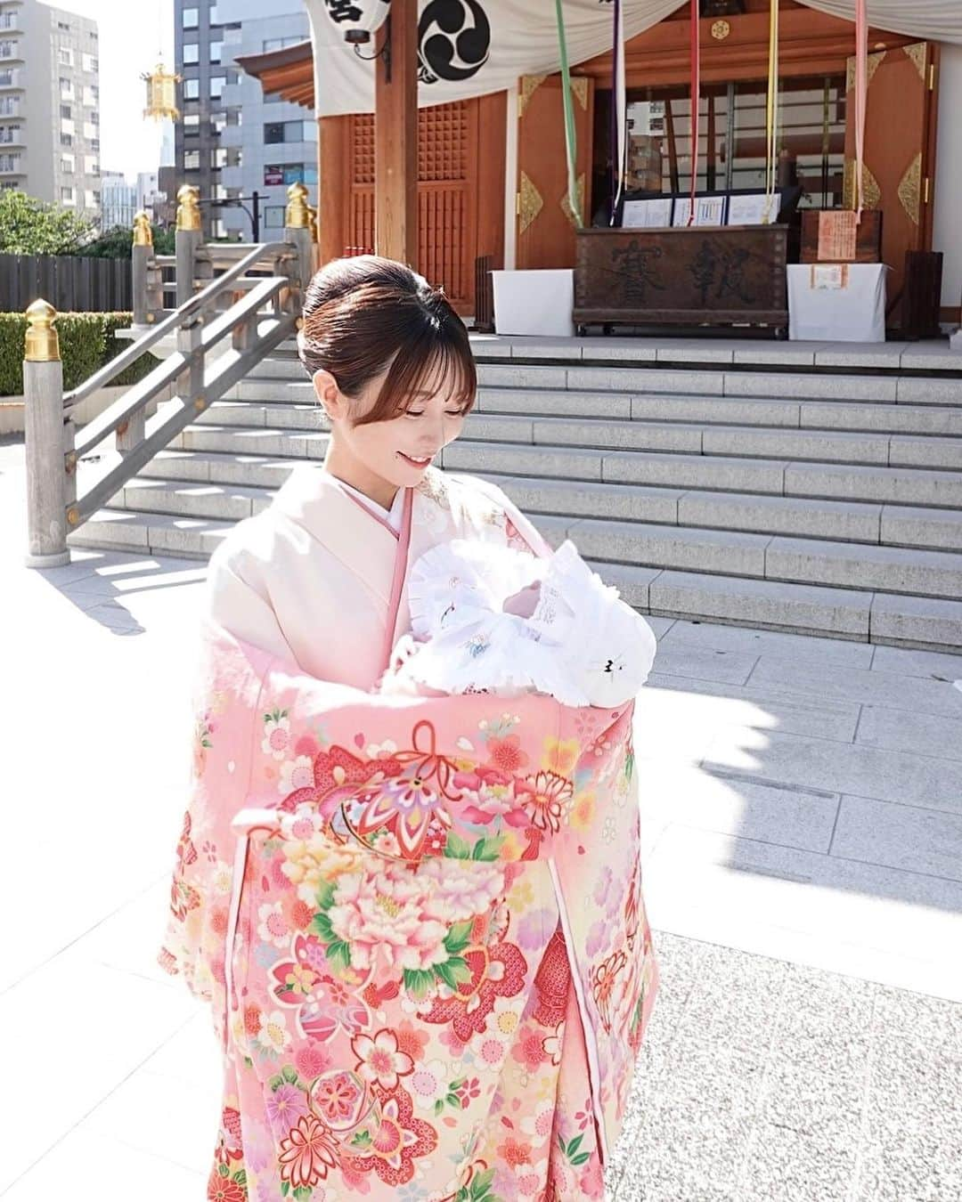 松岡里枝さんのインスタグラム写真 - (松岡里枝Instagram)「お宮参り👘💞行ってきたよ🥰 フォトスタジオで家族写真も撮りました📸  娘ちゃんがスタジオで和装して スタッフさん達にあやしてもらいながら １人で撮影してる姿を見て、 小さな小さな体で初めてのイベント、 泣かずに頑張ってくれて、、 見てたら涙が出ました🥲💗  雨予報だったけど晴れてよかった😮‍💨  私の着物は淡いピンクベージュ、 娘の産着はコーラルピンクです☺️💕  お宮参りのときはすやすや寝てました👶🏻💞  #お宮参り #生後1ヶ月 #1ヶ月ベビー #水天宮 #着物 #赤ちゃん #赤ちゃんのいる生活 #赤ちゃんのいる暮らし #女の子ベビー #女の子ママ #着物 #産着」6月9日 20時42分 - okarie1023