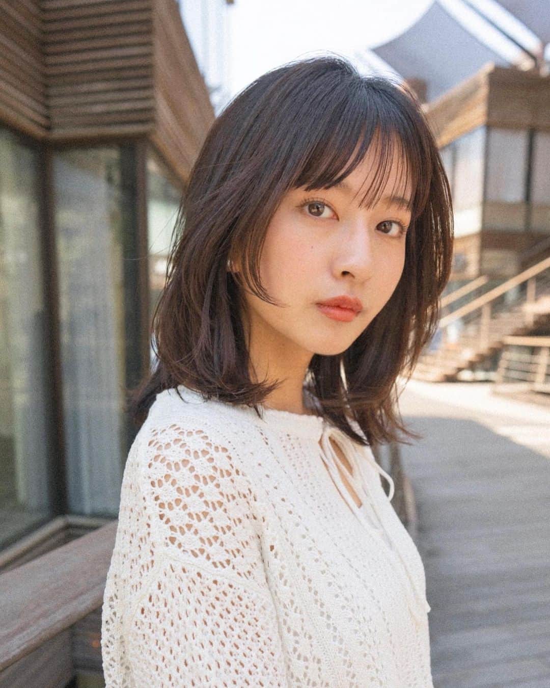 齋藤純也のインスタグラム：「ミディアムレイヤースタイル  浮遊感と束感のあるミディアムヘアがこだわりです ハサミの入れ方で動きが変わって美しいデザインになります 骨格と輪郭と髪質に合わせて誰よりも似合うヘアスタイルを♪  ✴︎PRICE✴︎ カット✂︎7700円 カラー✂︎7700円  カットなしの場合シャンプーブロー料金+2200円 カラーはトリートメントin処方で圧倒的な艶感と手触りをプラスします。 ブリーチor3Dハイライト施術はプラス7700円です。 パーマ✂︎7700円 トリートメント✂︎種類多数によりカウンセリングで決めさせていただきます。5500円〜11000円 縮毛矯正✂︎17600円、前髪のみは6600円 ・ ネット予約が×の所もお電話かDMで時間調整できますので気軽にご連絡ください！ kelly.表参道本店　A1出口より徒歩45秒 東京都渋谷区神宮前5-2-5 JY表参道ビル２Ｆ kelly. ・ ・ ✔️群馬県伊勢崎市で出勤するスケジュールは隔週水曜日です。 群馬店は料金が異なります、お問い合わせください 群馬のご予約はＤＭまたは ホットペッパービューティーで  kelly. by L.O.G 検索✂︎ 在籍日程が少なくて申し訳ありません。 薬剤は最新のものを揃えました 群馬県伊勢崎市宮前町146-1」