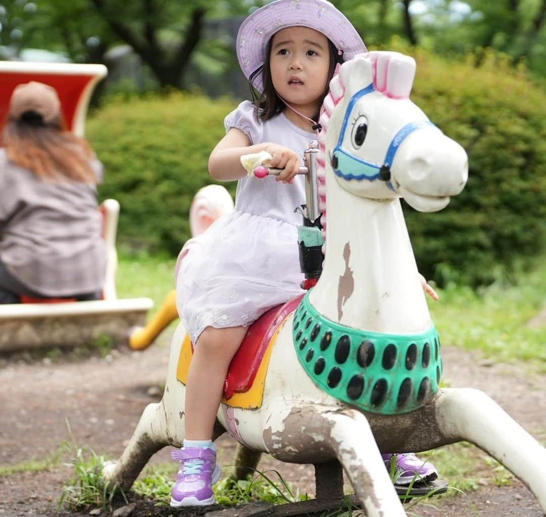 きりのさんのインスタグラム写真 - (きりのInstagram)「栃木県のうつのみや動物園行ってきました🥰✨  ふれあえる動物が多くて子ども達は大喜び☺️  敷地内に遊園地もあって一日中遊べました☘️  私は二重顎だったのでスタンプしておきますー笑　夏までに少しダイエットしますー笑  #うつのみや動物園 #栃木観光」6月9日 20時46分 - kirino0808