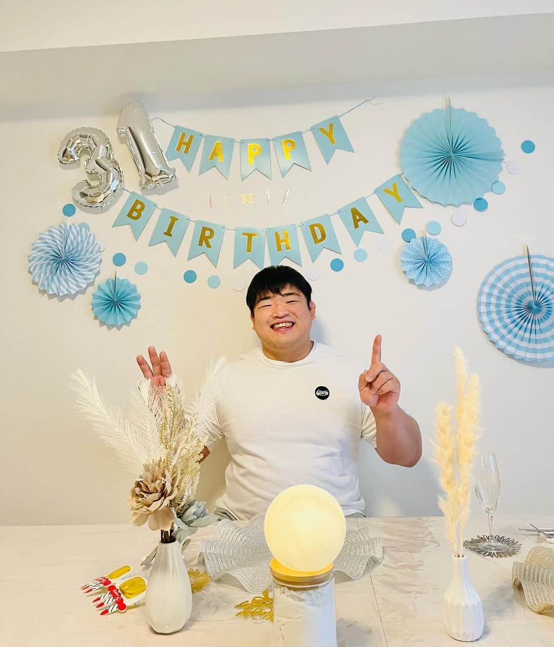 王子谷剛志のインスタグラム：「本日31歳の誕生日を迎えることができました🎉 たくさんのメッセージをありがとうございます🙇‍♂️ 妻に家でご飯が食べたいと伝えたところ、自分の大好きなラインナップを揃えてくれました🍖 31歳も楽しく過ごしたいと思いますので、よろしくお願いします⭐️ #誕生日 #31歳 #妻の手料理  #食との出会い #ジタニ食堂」