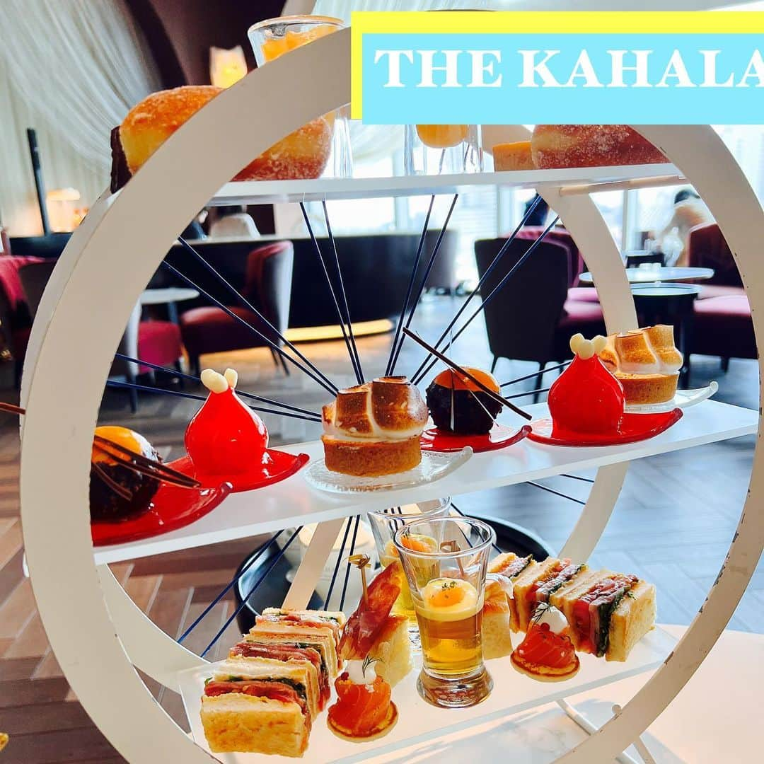 甘のインスタグラム：「【夏のトロピカル度:★★★★★】 お店:THE KAHALA スイーツ:アフタヌーンティー　KING OF MAI-TAI * ハワイのトロピカルな感じが味わえるアフタヌーンティー * 個人的に好きだったのはタルト・オ・シトロン 見た目、甘いのかなと思ったが、しっかりと酸味があり好きな味でした🍋 * メインとは別に「お菓子の宝石箱💎」というかわいい小箱があります 中には、かわいいお菓子がいっぱい詰まってます❗️ 2枚目のクマさんの中にもお菓子が入ってます 中は実際に行ったときに見てください♪ * (ブログ紹介:×) * #アフターヌーンティー  #thekahala  #ザカハラ」