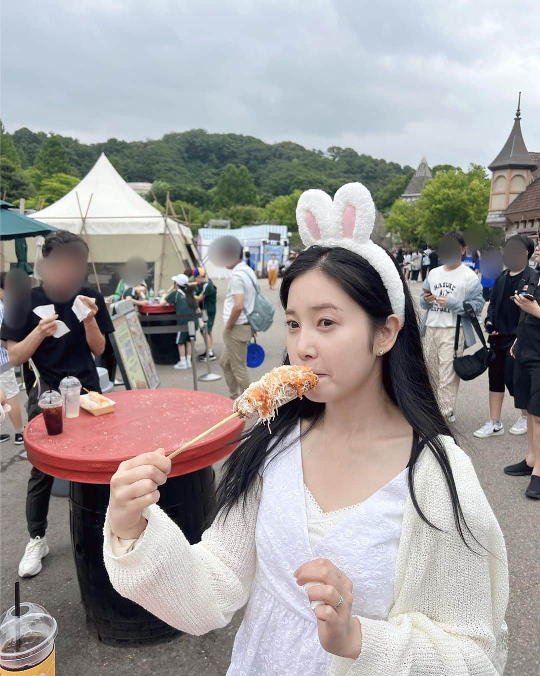 チェギョンさんのインスタグラム写真 - (チェギョンInstagram)「눈치게임은 실패했지만 행복의 나라에서 행복 지수 가득 채운 윤토끼씨🐰(중간에 지친 건 안 비밀~🤍)」6月9日 20時47分 - yunvely_0824