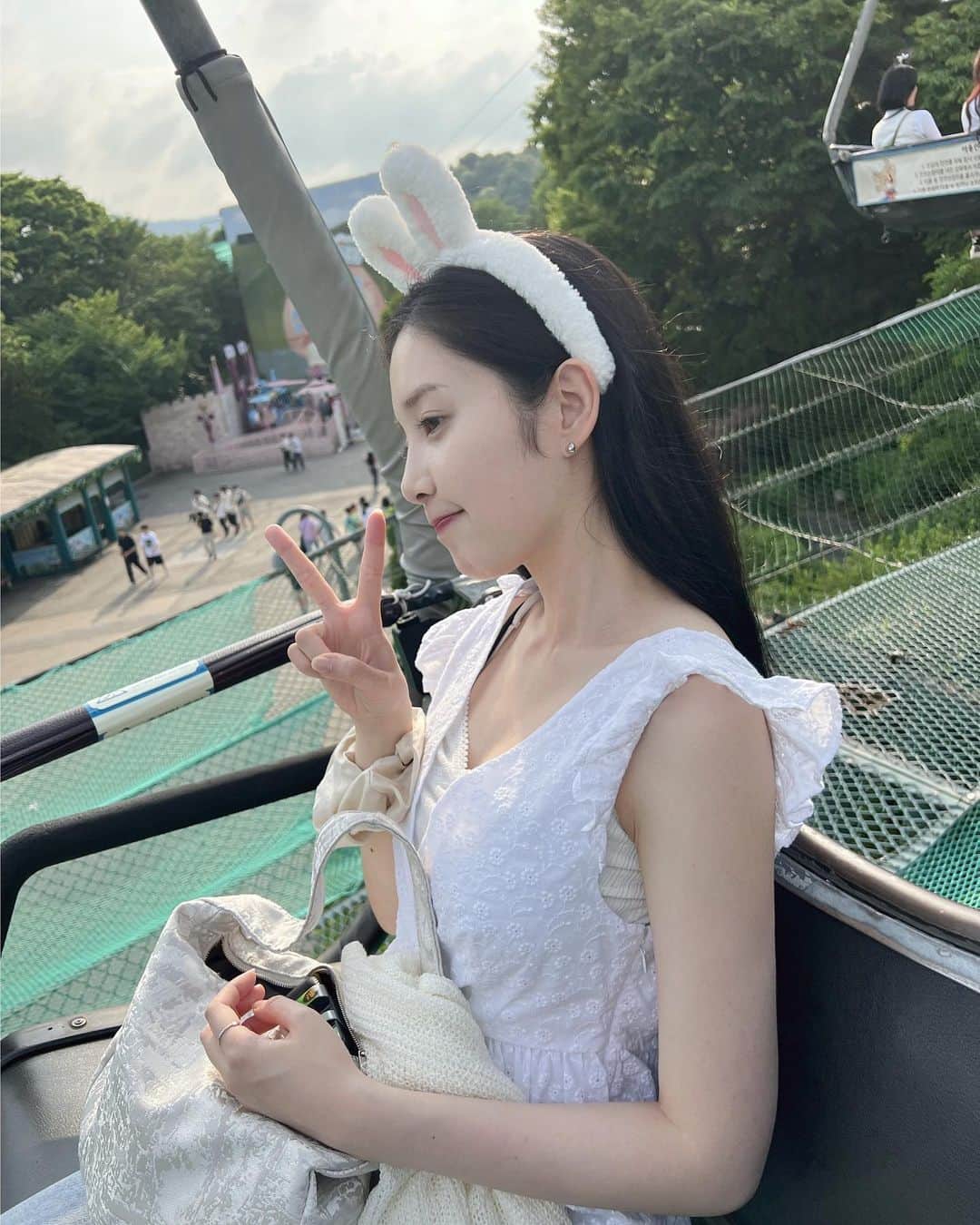 チェギョンのインスタグラム：「눈치게임은 실패했지만 행복의 나라에서 행복 지수 가득 채운 윤토끼씨🐰(중간에 지친 건 안 비밀~🤍)」