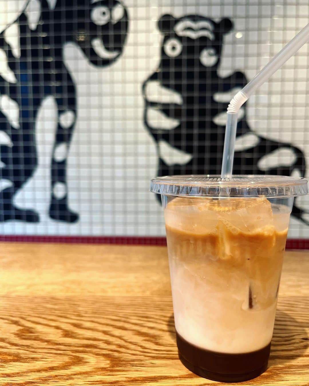 石森虹花のインスタグラム：「☕️🥛🤎  あんことカフェラテ 私の大好きがダブルで詰まってる世界一大好きなドリンク🦊🙏  #torayacafe #とらや#アンペーストカフェオレ#表参道コーヒー#カフェラテ」