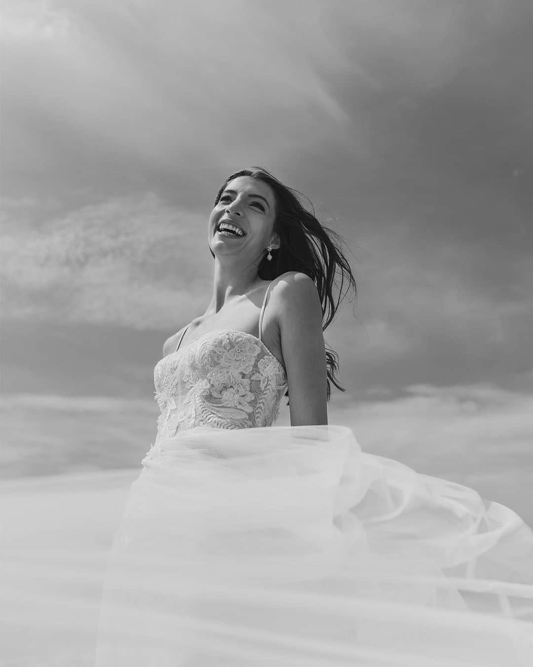 Pronoviasさんのインスタグラム写真 - (PronoviasInstagram)「#PronoviasBride Mireia looking a dream in our IMOGEN dress at the beachside wedding over the weekend!💛  “The day of my wedding I felt absolutely amazing. The dress fit me perfectly and was so comfortable that I was able to dance all night long in it” - Mireia   Share your love story at pronovias.com/share-love-story 💛」6月9日 20時58分 - pronovias