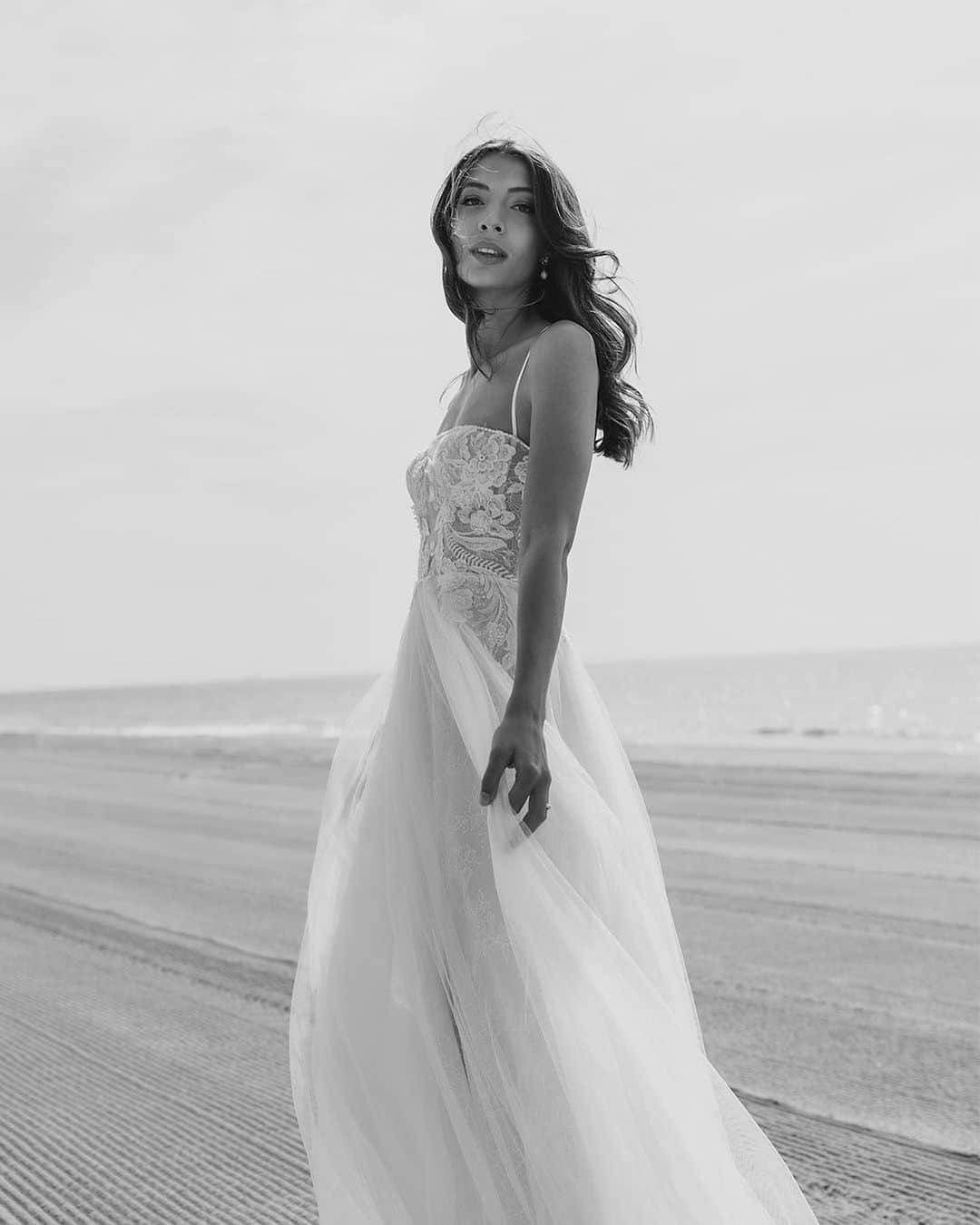 Pronoviasさんのインスタグラム写真 - (PronoviasInstagram)「#PronoviasBride Mireia looking a dream in our IMOGEN dress at the beachside wedding over the weekend!💛  “The day of my wedding I felt absolutely amazing. The dress fit me perfectly and was so comfortable that I was able to dance all night long in it” - Mireia   Share your love story at pronovias.com/share-love-story 💛」6月9日 20時58分 - pronovias